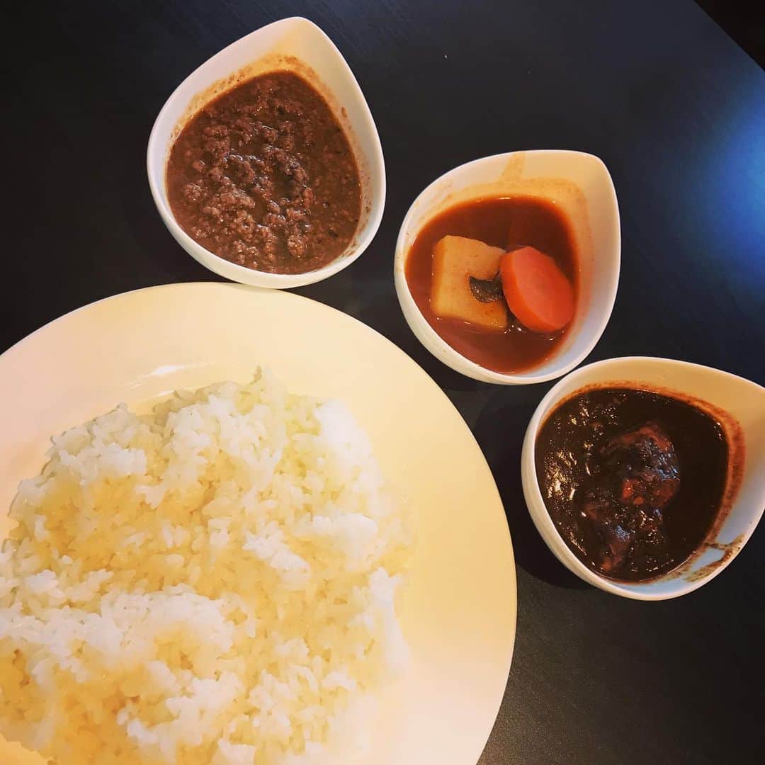 馬渕英里何のインスタグラム：「ついでにマリーアイランガニーで3種カレー。。昨日とは風合いの違うスリランカだけど、こちらもさらりと刺激的！#マリーアイランガニー #スリランカカレー」