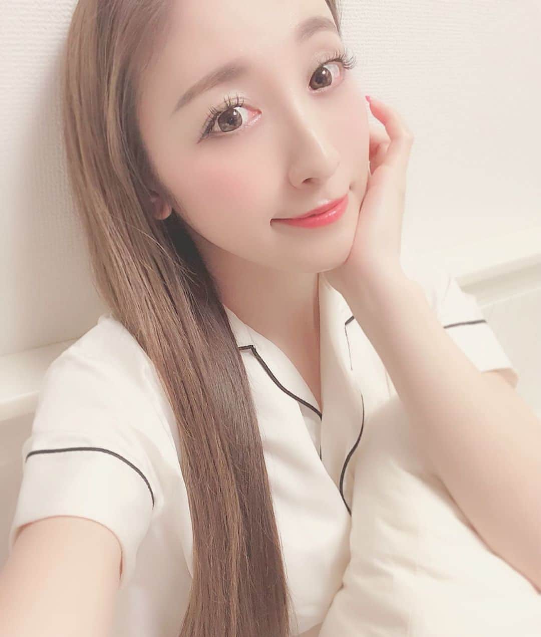 東條恭子さんのインスタグラム写真 - (東條恭子Instagram)「. おうちでリラックス~🌟💫💤 . 先日体験会に参加して以来使っているヘアケア#amenimo ( @amenimo2018 )アイテムのおかげで気になる毛先までまとまり良しっ🎶 . #アメニモ は昨日6/3より発売! くせ毛、髪の広がりやパサつきが気になる方、要チェックですっ😆🙌✨ . リーフィーローズの香りも癒されます☺️💐 . . #毎日使いで質感変わる #ワタシモアメニモ #ad #ふわサラ髪 #まとまる髪 #シャンプー #トリートメント #ヘアマスク #ヘアオイル #サロンモデル #スタイリング #ヘアスタイル #ヘアケア #キューティクル #ヘアサロン #ヘアセット #おすすめシャンプー #くせ毛 #サロモ #美容 #美容垢 #美容好き #美容好きな人と繋がりたい #美容好きさんと繋がりたい #美容院 #美容情報」6月4日 13時42分 - kyoko_tojo
