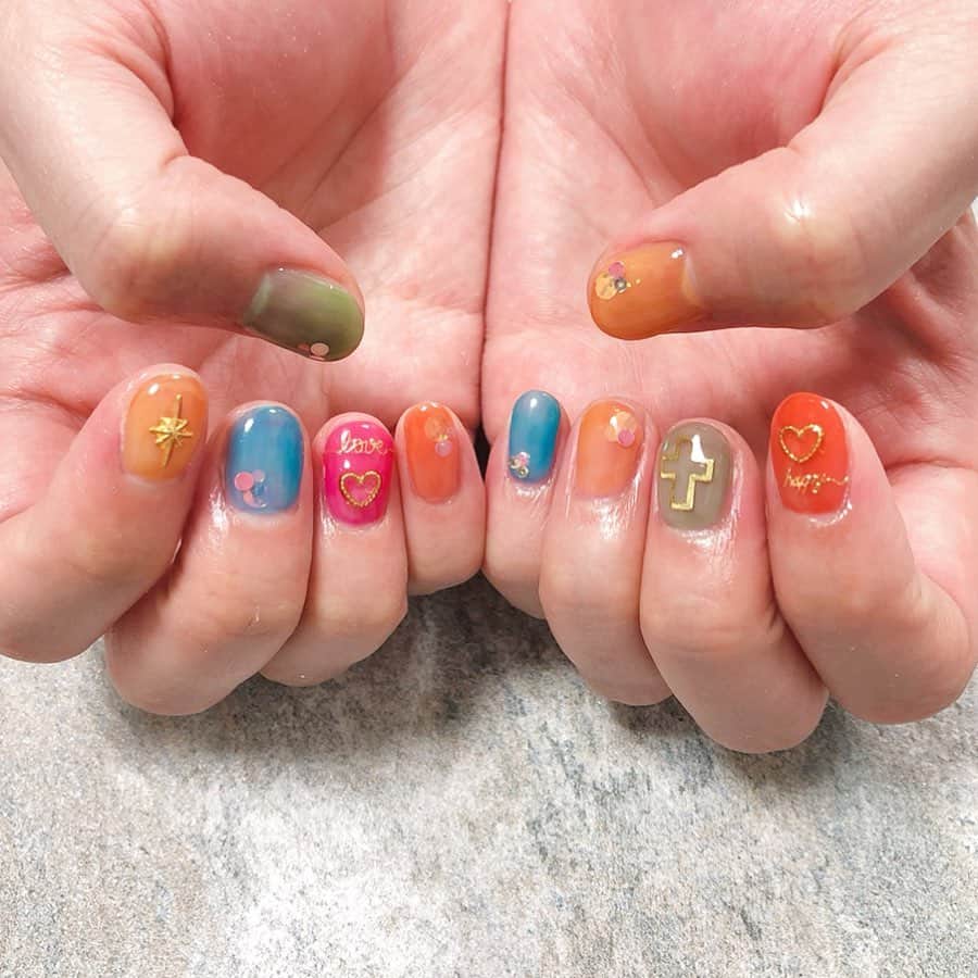 須田亜香里さんのインスタグラム写真 - (須田亜香里Instagram)「透け感のあるアメちゃんみたいなネイル！ こんなにカラフルにしたの初めて！ loveの爪とhappyの爪があるよ💅💕 #ネイル #ちゅるんネイル」6月4日 13時42分 - akarisuda