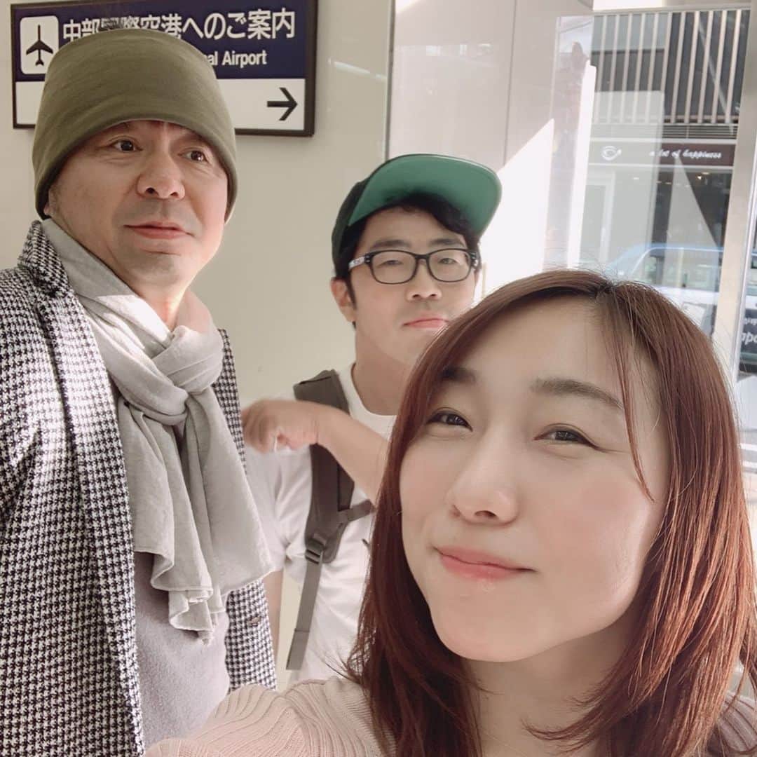 須田亜香里さんのインスタグラム写真 - (須田亜香里Instagram)「この前有野さんに名古屋駅でどすっぴんでバッタリ会ってパシャリ。 それがきっかけでご飯までご馳走になって、とてもハッピーな時間を過ごせました☺️ ラジオご一緒してたのが4年前で、ちょうどその時色んな転機があったのもそうだけど、その時期に面倒見てくださってたよゐこさんの存在ってやっぱり大きいです🍀 当時お世話になっていた作家さんもお久しぶりで嬉しかった！ 鈴木拓さんはあれ？だーすー？だーすーにみえなかった！っていってたけど、いい意味だと信じてる(笑)  #アッパレやってまーす #mbsラジオ #ご縁」6月4日 13時47分 - akarisuda