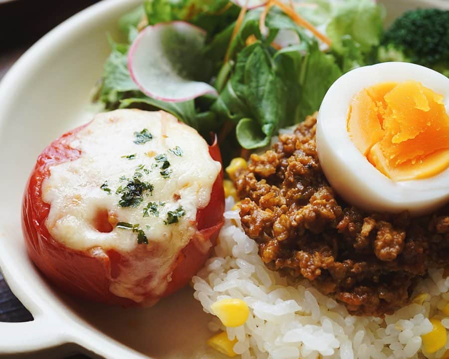 hirokoさんのインスタグラム写真 - (hirokoInstagram)「🌱2019.6.4（火） ✽.｡.:*・ﾟ #hiroponのおうちごはん ・ 今日の#お昼ごはん ただ今とうもろこしごはんにハマり中〜 ・ menu📝 ▪︎#とうもろこしごはん 🌽 ▪︎ドライカレー ▪︎丸ごとトマトのオーブン焼き🍅 ▪︎グリーンサラダ ▪︎#やまだの青汁 @yamada_farm ・ ・ ゆで卵.... 茹ですぎた〜😱 とろ〜り半熟が理想だったのに ゆで卵って簡単そうで難しい... ・ 丸ごとトマトのオーブン焼きは @siroca.jp のプレミアムオーブン#すばやき で ・ ・ ・ ▫️--------------------end--------------------▫️ #hiroponのワンプレートごはん #インスタフード #おうちごはん通信 #おうちごはんLover #おうちごはん #くらしメイド #お家カフェ #フーディーテーブル #マカロニメイト #デリミア #デリスタグラマー #バランスの良い食事 #キナリノ #kurashirufood  #我が家の肉フェス #うちのシェフ #スタジオm #青汁 #青汁生活  #楽天roomに載せてます #snapdish #macaroni #locari_kitchen #lin_stagrammer #wp_deli_japan ・」6月4日 13時57分 - hiropon0201