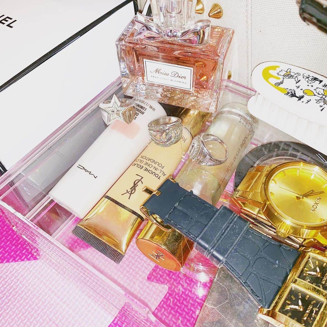 アンジェリカのインスタグラム：「愛用品ちらり💋💋💋 ベースは基本 ストロボクリームとプライマー♡ .  #コスメ #mac #ysl #デパコス #時計#instapic #instagood #instafashion」
