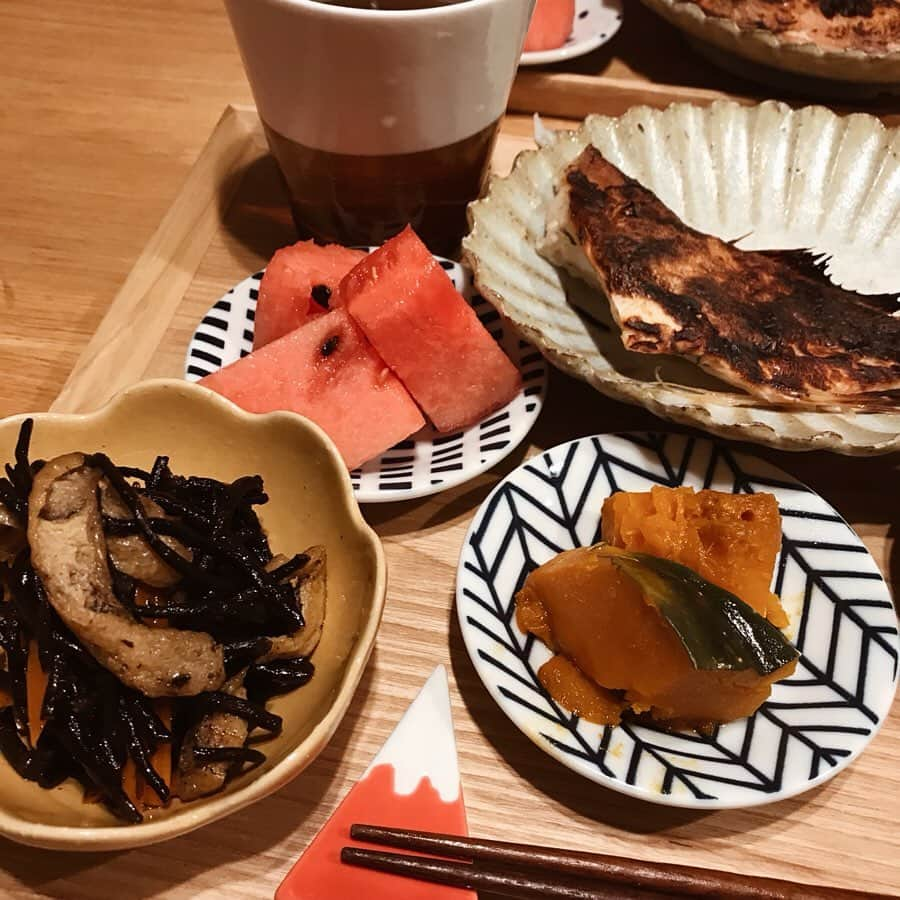 クロさんのインスタグラム写真 - (クロInstagram)「✧*。いつかの晩御飯👩🏽‍🍳✧*。𓏸  前日の作り置きも食べながらのご飯🤘🏽✨✨ 詳しくはブログに書きました✍🏽✍🏽 BlogはトップURLから、見てみて下さい♩. . #卵焼き一品追加に活躍中 #胡麻酢和えハマり中 #久しぶりのひじきの煮付け #クロリサ的自炊 #お家ご飯 #クッキングラム #ご飯作り修行中 #新米主婦 #晩ごはん #instagood #instalike」6月4日 14時07分 - kuro_risa