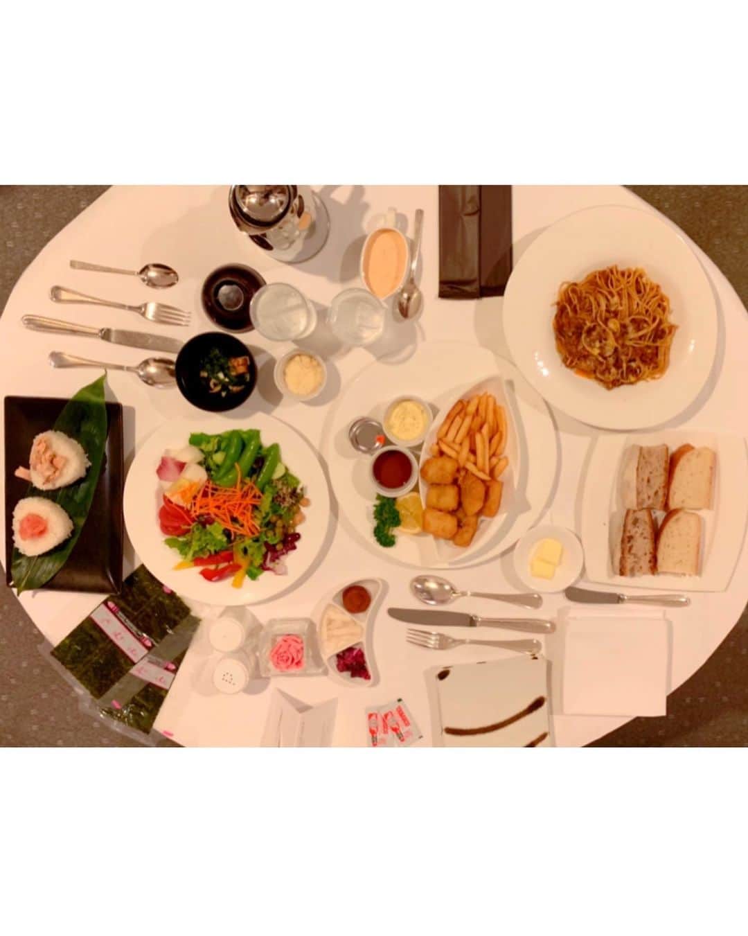 百合華さんのインスタグラム写真 - (百合華Instagram)「ホテルのお部屋でまったりするのも大好き❤️ #東京 #六本木 #ホテルのお部屋 #まったり #ルームサービス #好きなものを好きなだけ  #お風呂上がり #ビジョビ」6月4日 14時08分 - yurika.lovelily