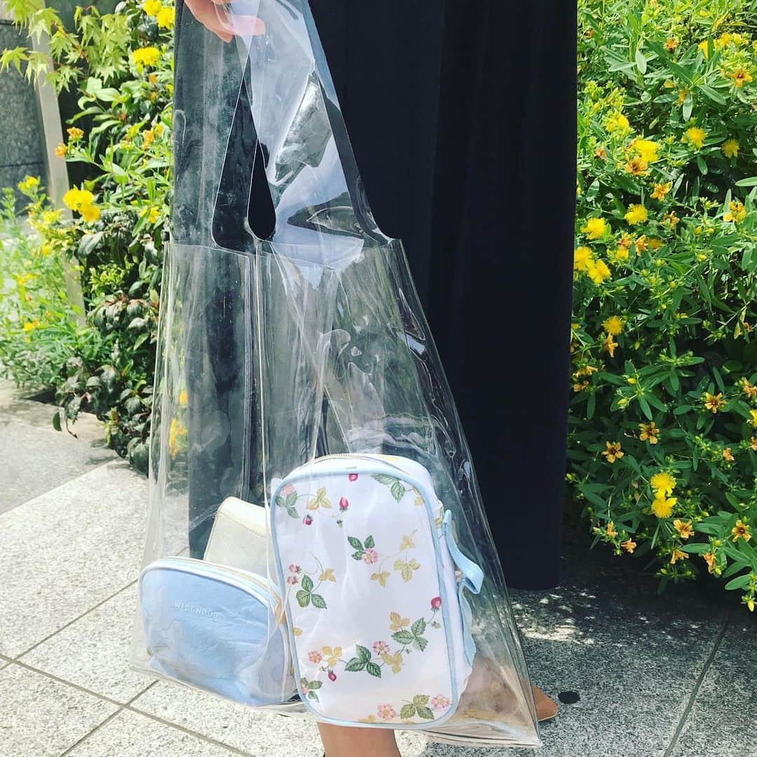 GLOWさんのインスタグラム写真 - (GLOWInstagram)「GLOW7月号は増刊号があります。付録はウェッジウッドのポーチ2個セット！ 見た目も涼しげなブルーとワイルドストロベリー柄を見せたくてクリアバッグに入れて使ってます！  ワイルドストロベリー柄のポーチは目の健康グッズ入れ！  めがね、目薬、コンタクトの予備を入れてます👀  きれいなブルーのシェル型ポーチにはコスメ💄  増刊号はセブンイレブン、セブンネットショッピング限定になります！ よろしくお願い致します💓 #雑誌グロー  #雑誌付録  #ウェッジウッド  #セブンイレブン #ポーチ  編集h」6月4日 14時12分 - glow_tkj