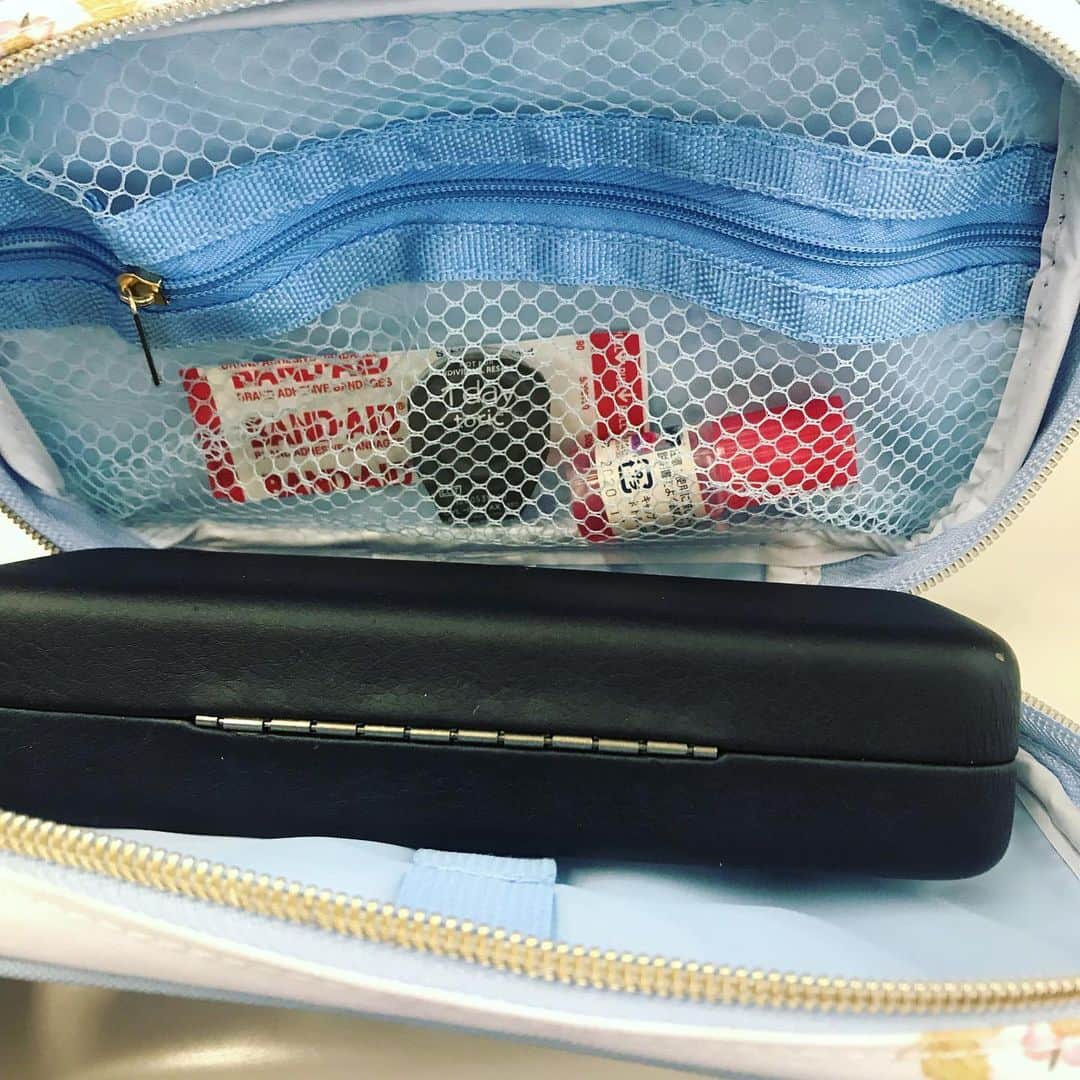 GLOWさんのインスタグラム写真 - (GLOWInstagram)「GLOW7月号は増刊号があります。付録はウェッジウッドのポーチ2個セット！ 見た目も涼しげなブルーとワイルドストロベリー柄を見せたくてクリアバッグに入れて使ってます！  ワイルドストロベリー柄のポーチは目の健康グッズ入れ！  めがね、目薬、コンタクトの予備を入れてます👀  きれいなブルーのシェル型ポーチにはコスメ💄  増刊号はセブンイレブン、セブンネットショッピング限定になります！ よろしくお願い致します💓 #雑誌グロー  #雑誌付録  #ウェッジウッド  #セブンイレブン #ポーチ  編集h」6月4日 14時12分 - glow_tkj