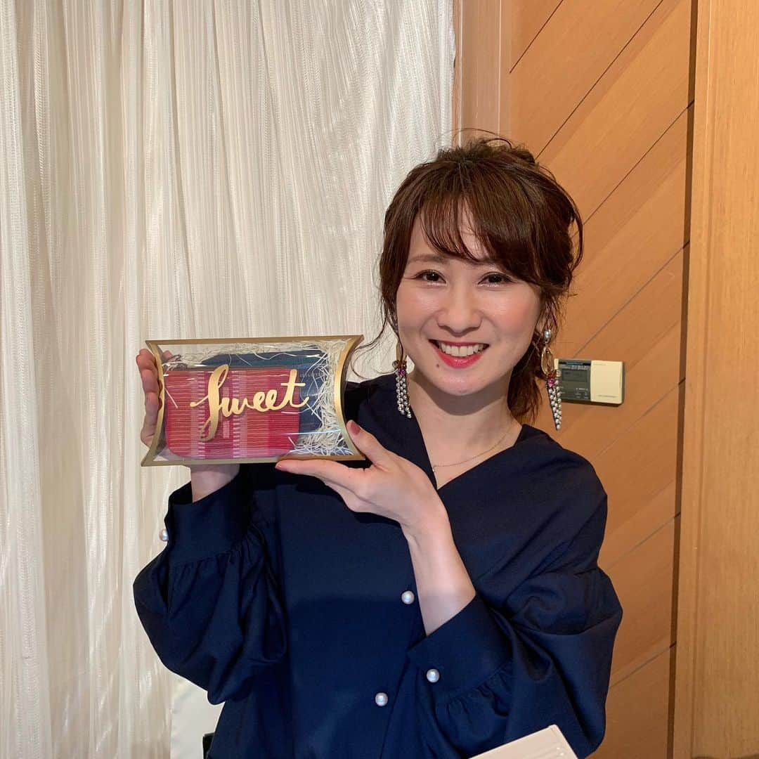 糸数美樹さんのインスタグラム写真 - (糸数美樹Instagram)「💓🙋‍♀️✨👏🥰 #石垣島にいってきたよ #初石垣島ウェディング #本島と全然違くてビビったけど楽しかった #のりとあいさんおめでとう♡ #新郎お母さん手作りミンサー織りのポーチももらって嬉しい爆発 #そのまま延泊して石垣満喫の旅 #川平湾 #巻石触ってきたよ子宝祈願ってさ #みえこに写真送ったからにりるか触ってきなさいって #サビチ鍾乳洞 #シュールで楽しかった #八重山そば #けっこう鶏ガラ？きいてるコッテリ系なんだね美味しかった #教えてもらった白保食堂いけず無念 #最後の写真バスターミナル近くの #居酒屋まるさ美崎店  #オーナーさんにサインしてーって言われたので見に行ってみきとにーのサインだーって言ってあげてね #しかもみーふぁいゆーじゃなくてにーふぁいゆーじゃないかともおもってきた #ありがとうって意味なんだって #梅雨だから心配してたけどなんとか晴れて最高やたん #今度は離島制覇しよーとなりました #次はどこいこう #わくわく #ミキ助旅 #みきとにー #72wedding」6月4日 14時16分 - mikitney0331