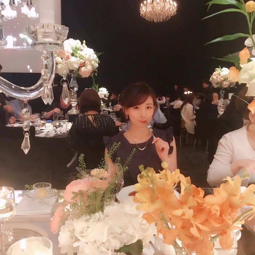 福田朱子さんのインスタグラム写真 - (福田朱子Instagram)「5月にはSDN48のシヨンちゃんの結婚式👰💒🤵 . . 韓国のロッテホテルまで行ってきました✈️ . . 今までに見た事のない会場でした！！！ . 素敵すぎた。。😍 あれ見れただけでも本当に行ってよかったと思えるくらい！w . . そこへ更に最高なのがシヨンちゃん。 . 美しすぎる。 . 朱子はどう頑張ったって、骨格の作りからしてあんな素敵にはならないww . とっってもとっても幸せそうだった❤️ . . シヨンちゃんは、SDN48の3期生として加入して、 2.3期公演でずっと一緒で、 . 公演のスタートの一曲、Saturday night partyの5人でも一緒で、白の衣装がとても似合ってた。 . 背の低い朱子が引きのカメラで見ると子供のようでww . . 韓国は日本より、年齢とかでも先輩後輩が厳しいって聞いてた。 . でもその時のSDNの2.3期生は、みんなで公演を作ってた。 おまけに、私なんかは、最年少のくせに仕切り屋だから、w きっと、シヨンちゃんは色々戸惑ったと思う。(シヨンちゃんだけじゃなくて私より年上の人たちとかもそうだったかも知れないけどw) . 慣れない言葉も飛び交う毎日で。 . シヨンちゃんの魅せ方は、いつも素敵だった。 . . ふくだー、ふくだちゃんっ . って呼んでくれて。 . . 式の後は、アフターパーティにも参加して、そこも生演奏のバーで素敵だった✨ . お仕事終わりで駆け付けたきーぼうちゃんと岡安さんとも飲めて、楽しかった🍷💕 . . シヨンちゃん、アフターパーティでとてもみんなに気を配ってくれて、盛り上げもしていて、 流石だった。 おねえさんだった。 . . 素敵なおねえさん。 . 素敵な人生の先輩が韓国にもいる。 幸せだ🍀 . . 旦那さんも優しそうな方でした😊 とっっても性格がいいの！！ って、シヨンちゃん言ってた😊 . . 呼んでくれてありがとう❤️ . 末永くお幸せに💍✨ . . 将来は鏡張りのディナーテーブルをリビングに置きたいです。 . . #sdn48 #weddingdress #wedding #korea #韓国 #結婚式 #bestfriend #おめでとう #gorgeous #lottehotel #instagood #instapic」6月4日 14時27分 - syuko29