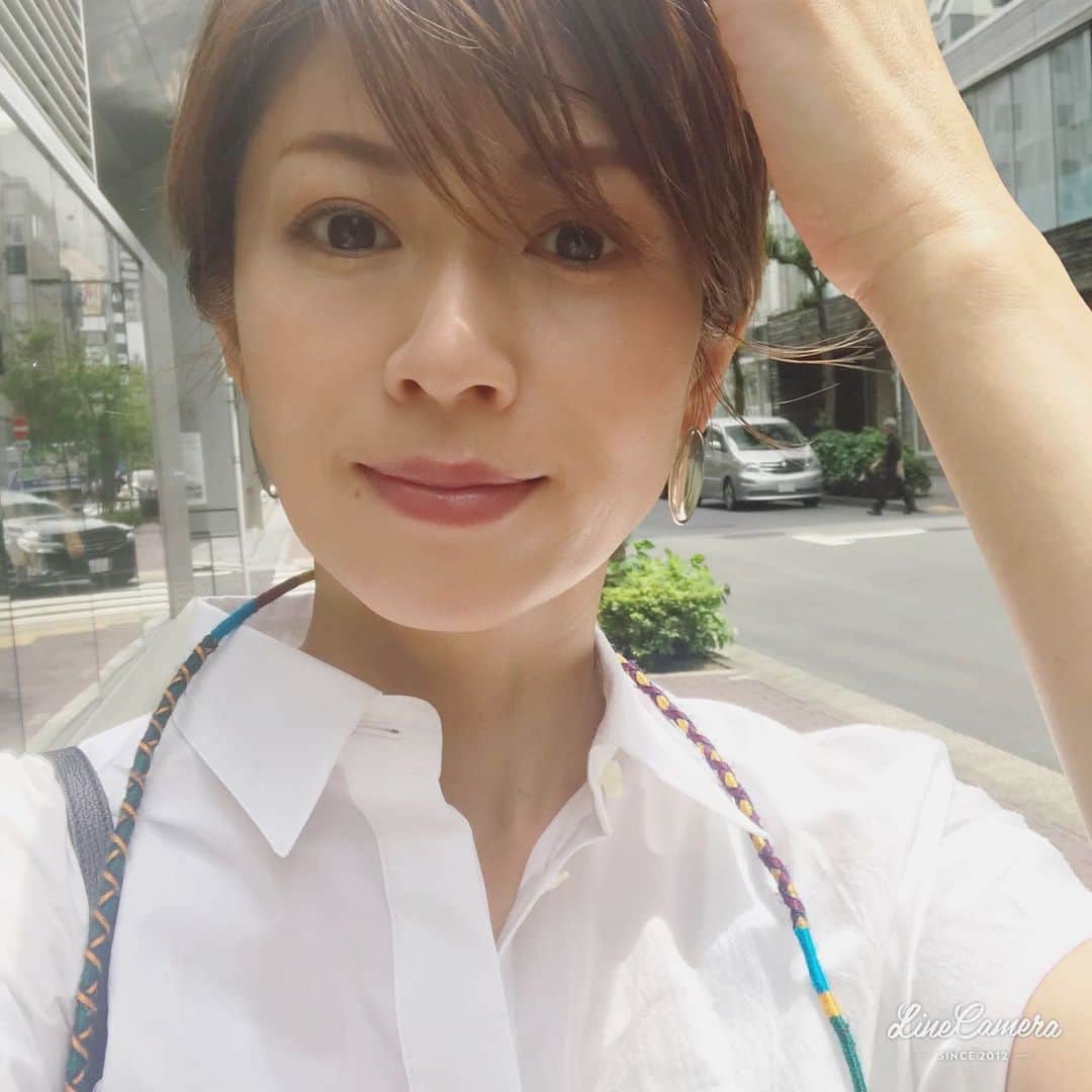畑野ひろ子のインスタグラム：「@elegance_cosmetics の秋冬発表会へ。 普段なかなかつけない赤の限定リップと、深い赤のアイカラーをつけてもらいました。  ルージュシュペルブ 100番 レヨン ジュレアイズ 09番  #elegancecosmetics」