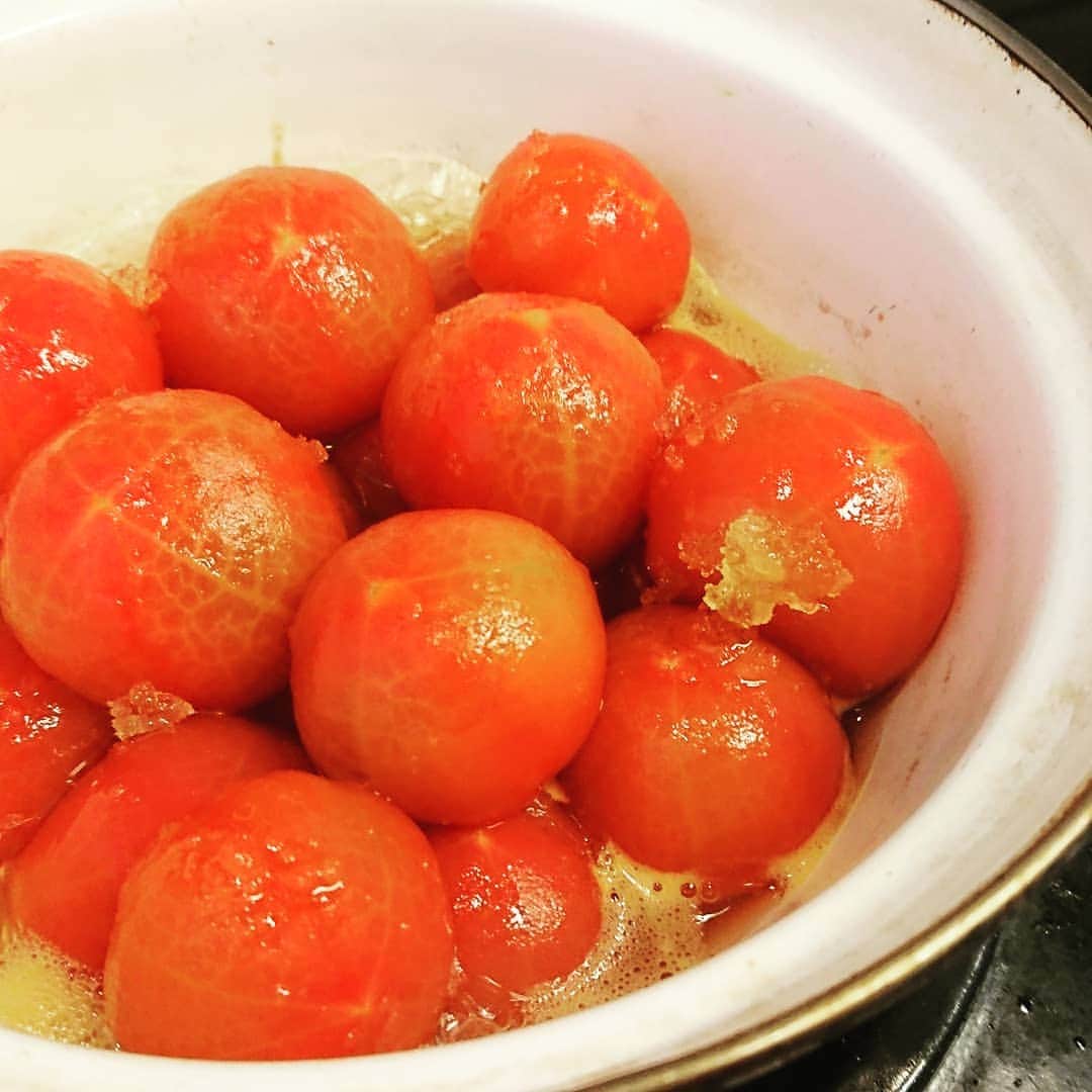 伊勢みずほさんのインスタグラム写真 - (伊勢みずほInstagram)「美味しいフルティカを贅沢に✨ 湯剥きして ハチミツとレモン果汁で軽く煮て よーく冷して完成✨  んまっ😍😍😍 トマト農家さんから教わった簡単デザート✨はまったぁ～🎵 #トマトのはちみつレモン煮 #豊栄トマト #フルティカ #デザート #ヘルシー #さっぱり #ひんやりデザート #はちみつ #レモン #農家さん直伝 #簡単レシピ  #どうもありがとうございます #月虫の #ホルマリン漬けじゃないよ  #伊勢みずほ」6月4日 14時21分 - isemizuhoo