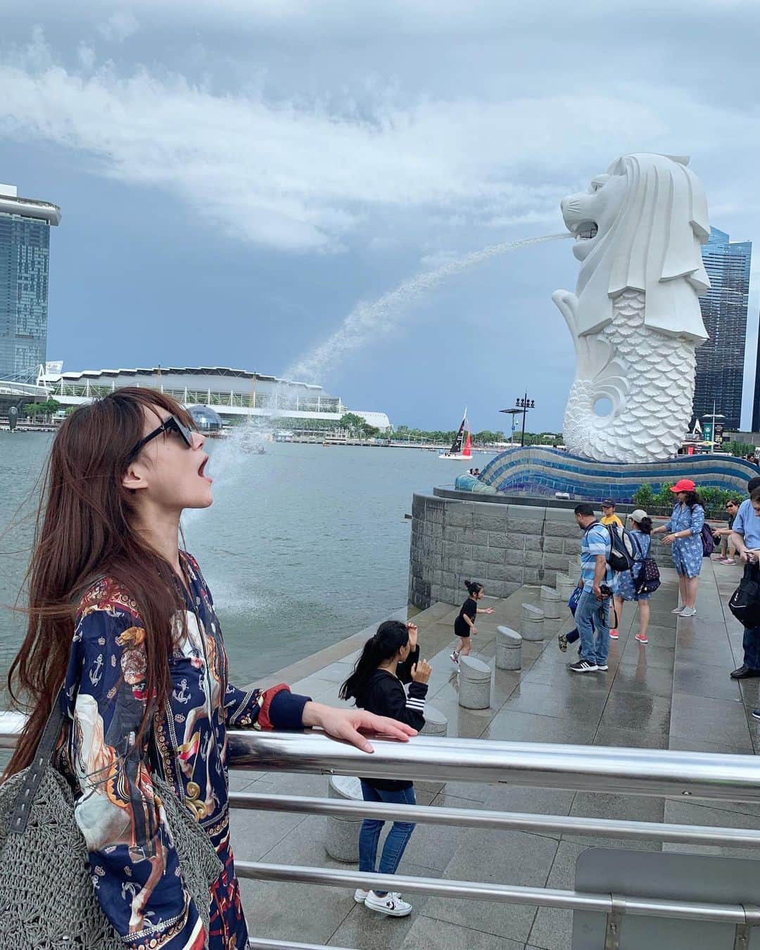 Liga Chiangさんのインスタグラム写真 - (Liga ChiangInstagram)「我豁出去了啦👩🏻 一直是沒有形象的 喝水、洗頭 、洗臉、擋水、推水 我選了喝水🤪 真的不是新航空姐在喝水🙃  #命理老師說我命中缺水 #睽違了29年我再度來到新加坡 #🇸🇬 #Singapore #新加坡 #是要接的多小心翼翼== #頭髮太長了#魚尾獅公園 #merlion #merlionpark」6月4日 14時21分 - liga0601