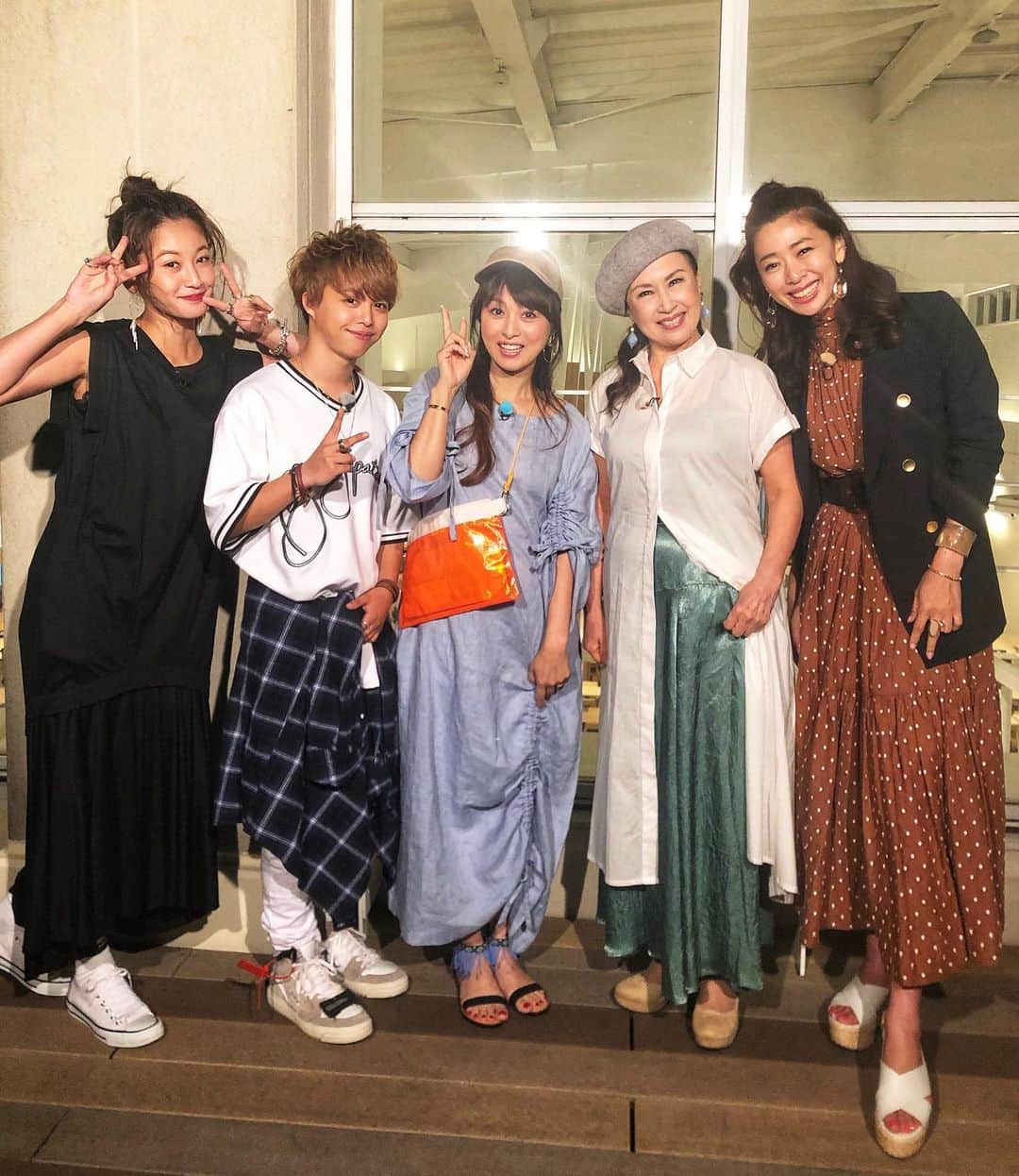 のインスタグラム：「今日は #ヒルナンデス #格安コーデバトル オンエアでした！ 見てくださった皆様🙋‍♀️ありがとうございました！🙏 ゲストは辺見マリさん  テーマは女友達と紫陽花めぐり！  トレンドの長めアイテム同士のレイヤードで😊夏素材のベレー帽をin!  対戦相手の西山茉希ちゃんのカジュアルコーデもホントに可愛かったですね^_^⤴︎🧢 👏  マリさんは、とにかく出で立ちや所作がとても美しい方で、お洋服を何倍も素敵に見せてくださいました🙏  とても繊細で優しくて、それを ポジティブなpowerに替えて人を元気にしているマリさん！ きっと大変だったんだろうなぁ、、、🤔 収録の合間に、そんな素敵すぎる人生の考え方を聞いていたら、私がまさかの涙🤣事件wひーっ😅すみません🙏 涙もろさには定評がございます🤣 だって生き方が素敵なんだもの〜😭🙏‼️ すっかりファンになってしまいました！ あれ、そんな番組だったかな🤔？な感動の収録でした🙏 @hirunandesu_ntv_official  そして マリさんの #outfit は ワンピース&スカート @rosebud_official_ パンプス @oneway_press  ベレー帽 @ingnistore  私のご質問いただきましたドットのワンピースは @_estella.k_ !  紺ブレ @the_newhouse  ベルト @ronhermanstore  サンダル @tomorrowland_womens  ピアス @calli_tokyo  リング @stellarhollywood です！  見てくださった皆様ありがとうございました😆」
