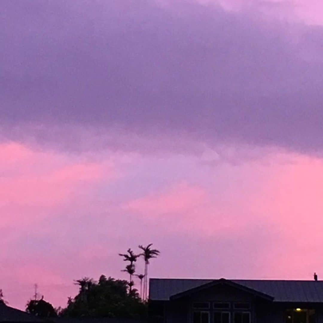 工藤まやさんのインスタグラム写真 - (工藤まやInstagram)「我が家の窓からこんなに綺麗なんだから海辺ではどんなにかドラマチックだろう。今日のサンセット💜 #manoa#sunset#暮れなずむ#1年」6月4日 14時26分 - mayahawaii325