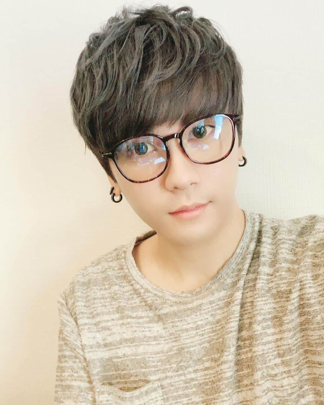 石井マークのインスタグラム：「今日は夏いなぁーー‼︎ 髪の毛短くなってメガネかけやすくなった！w #voiceactor」