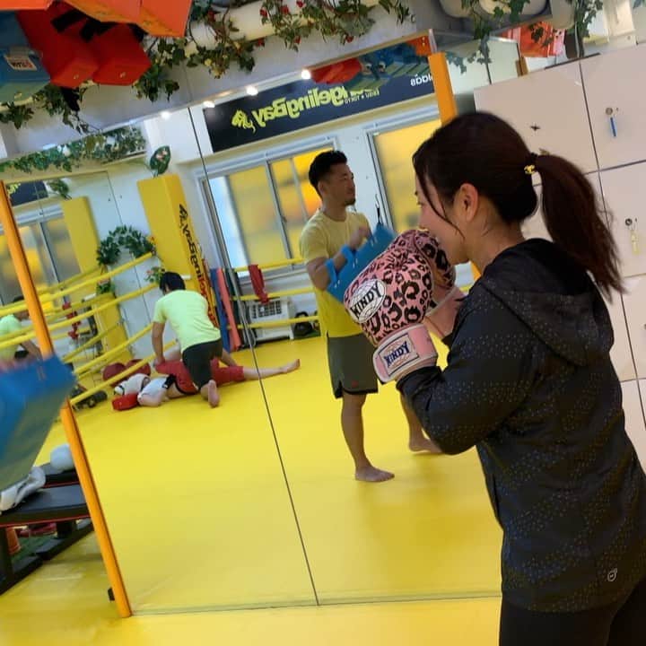 笠りつ子のインスタグラム：「汗流したくて サウナスーツ代わり🧖‍♀️ 鈍臭いりつ子の キックボクシング初公開。 🙊🥊」