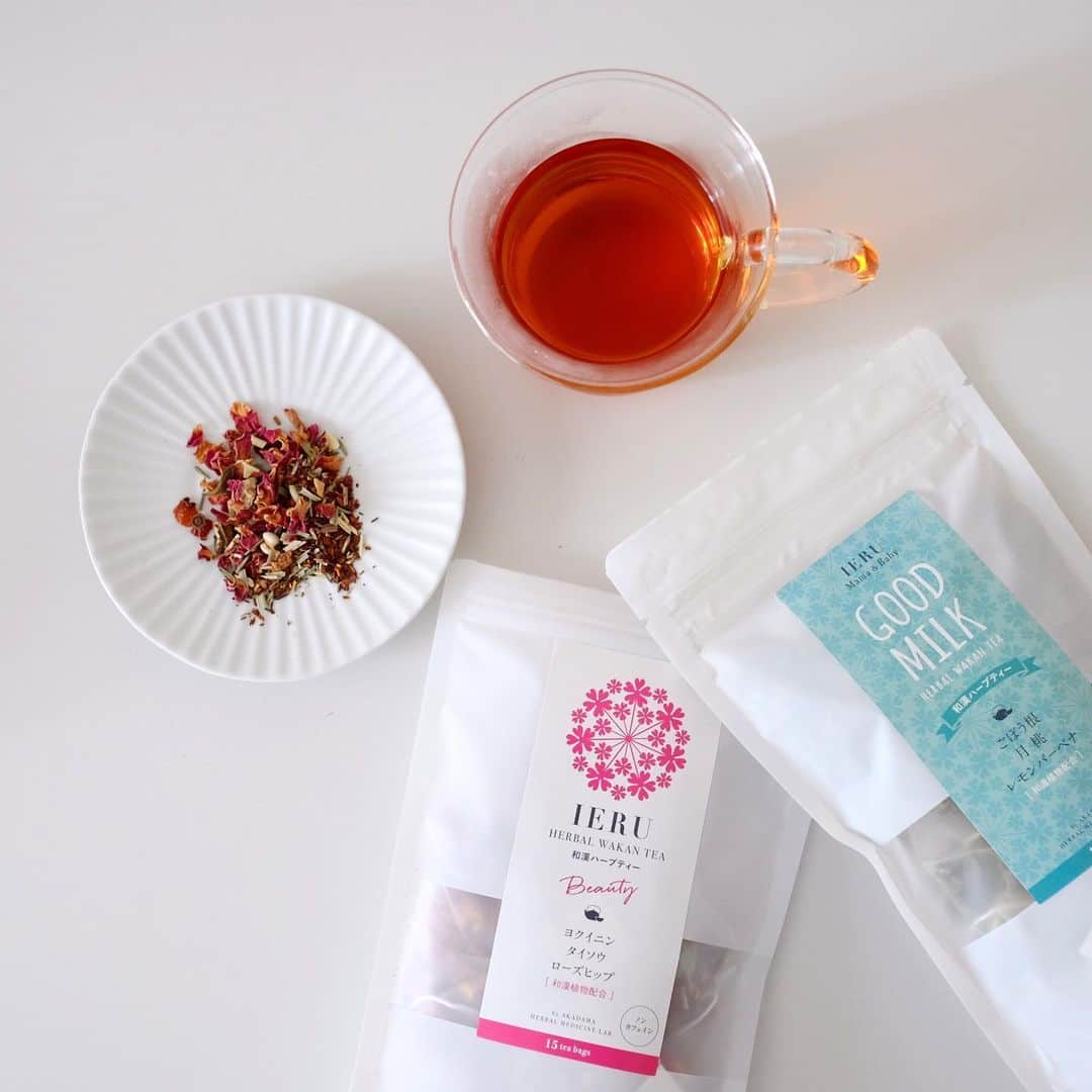 Keikooooooのインスタグラム：「IERUの和漢ハーブティー🌿 ノンカフェインで、寝る前やリラックスタイムに飲んだりしています。とてもさわやかな香りで身体も心も健やかに整えてくれそう。ビューティーと、産後・授乳期用のグッドミルクを♡どちらも、クセがなくて飲みやすかった♡ #おっぱいいっぱい出ますように ♡ @ieru.co.jp  #漢方 #赤玉漢方薬局﻿﻿ #赤玉漢方#マタニティ #IERU﻿﻿#ハーブティー #和漢ハーブティー #漢方茶 #ノンカフェイン #ママ #授乳 #母乳」