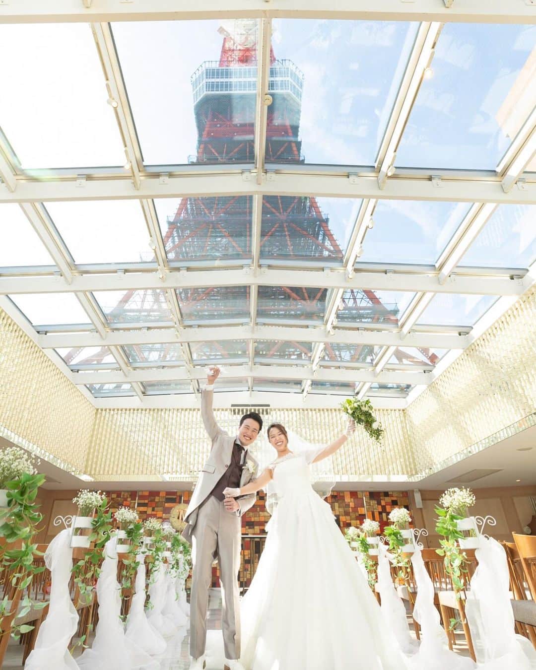 東京タワーの麓の結婚式さんのインスタグラム写真 - (東京タワーの麓の結婚式Instagram)「🗼♡ 手を伸ばせば届きそうなほど 近くに見える東京タワー🗼❣️ . お昼は、ガラス張りの天井から お日様の光が差し込んで あたたかな雰囲気に包まれます✨✨ . 東京タワーをてっぺんまで 一望できる贅沢なロケーションで おふたりの永遠の愛を誓いませんか？(*^^*) . 詳細は➡︎(@theplaceoftokyo)まで♡ . #theplaceoftokyo #ザプレイスオブトウキョウ #プレイスオブトウキョウ #東京タワー #東京タワー🗼 #東京タワーで結婚式 #東京タワーが好き #インスタジェニック婚 #tokyotower #wedding #ウェディング #プレ花嫁 #卒花嫁 #2019年春婚 #2019夏婚 #2019秋婚 #2019冬婚 #結婚式準備 #結婚式場探し #式場探し #東京花嫁 #関東プレ花嫁 #日本中のプレ花嫁さんと繋がりたい #イルミネーション #東京タワー見える #東京タワーの真下」6月4日 14時37分 - theplaceoftokyo