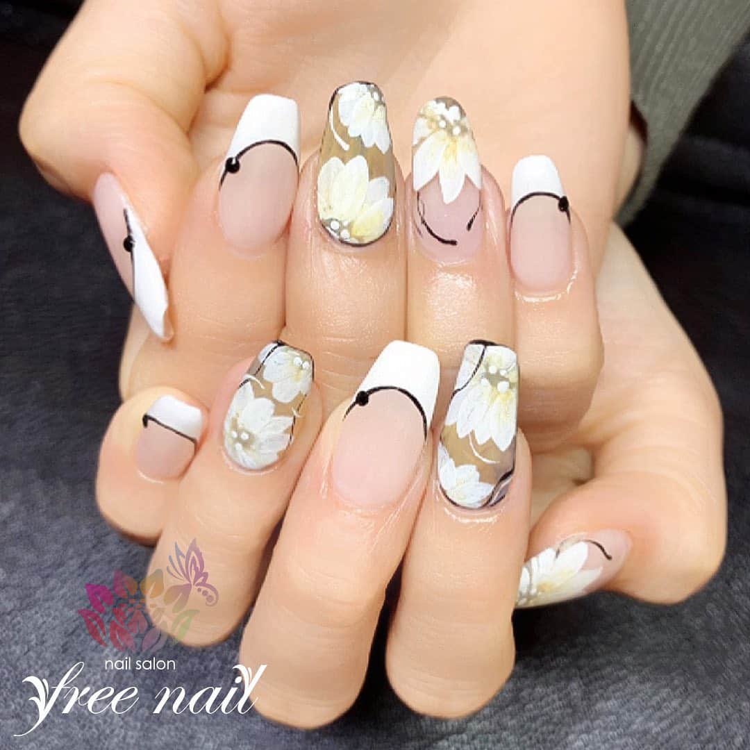 free nail フリーネイルのインスタグラム：「. お客様ネイル💅🏻💐✨ . デザインフレンチ💗✨ . 大人なフラワーネイル🌼✨ . ご来店ありがとうございました🙇🏻‍♀️🙇🏻‍♀️🙇🏻‍♀️💗 . #ネイル #フリーネイル #ネイルアート #ジェルネイル #ネイルサロン #大阪ネイルサロン #ネイルデザイン #ネイルチェンジ #デザインフレンチ #フレンチネイル #フラワーネイル #手書きアート #ホワイトネイル #ヌーディーカラーネイル #デザインネイル #シンプルネイル #トレンドネイル #大人ネイル #スクエアネイル #美爪ネイル #夏ネイル #美甲 #日式美甲 #summernails #nailsart #nailsalon #nailsdid #newnails #newnail #freenail」