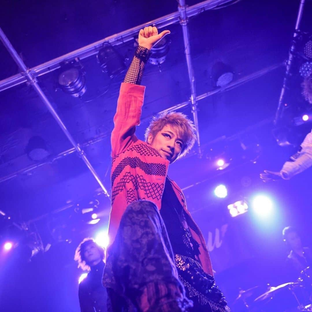 田村淳のインスタグラム：「6月14日  東京キネマ倶楽部にて ツアーファイナル！！！ jealkb(じゅあるけーびー)と THE冠とのツーマンツアーがいよいよ最終日となります。沢山の思い出ができたツアーが終わるのは寂しいなぁ…最後は思いっきり暴れよう^_^  曲知らない人でも楽しく参戦できるライブなので、少しでも気になったらまずは足を運んでみて下さい。  #jealkb #THE冠 #キネマ倶楽部」