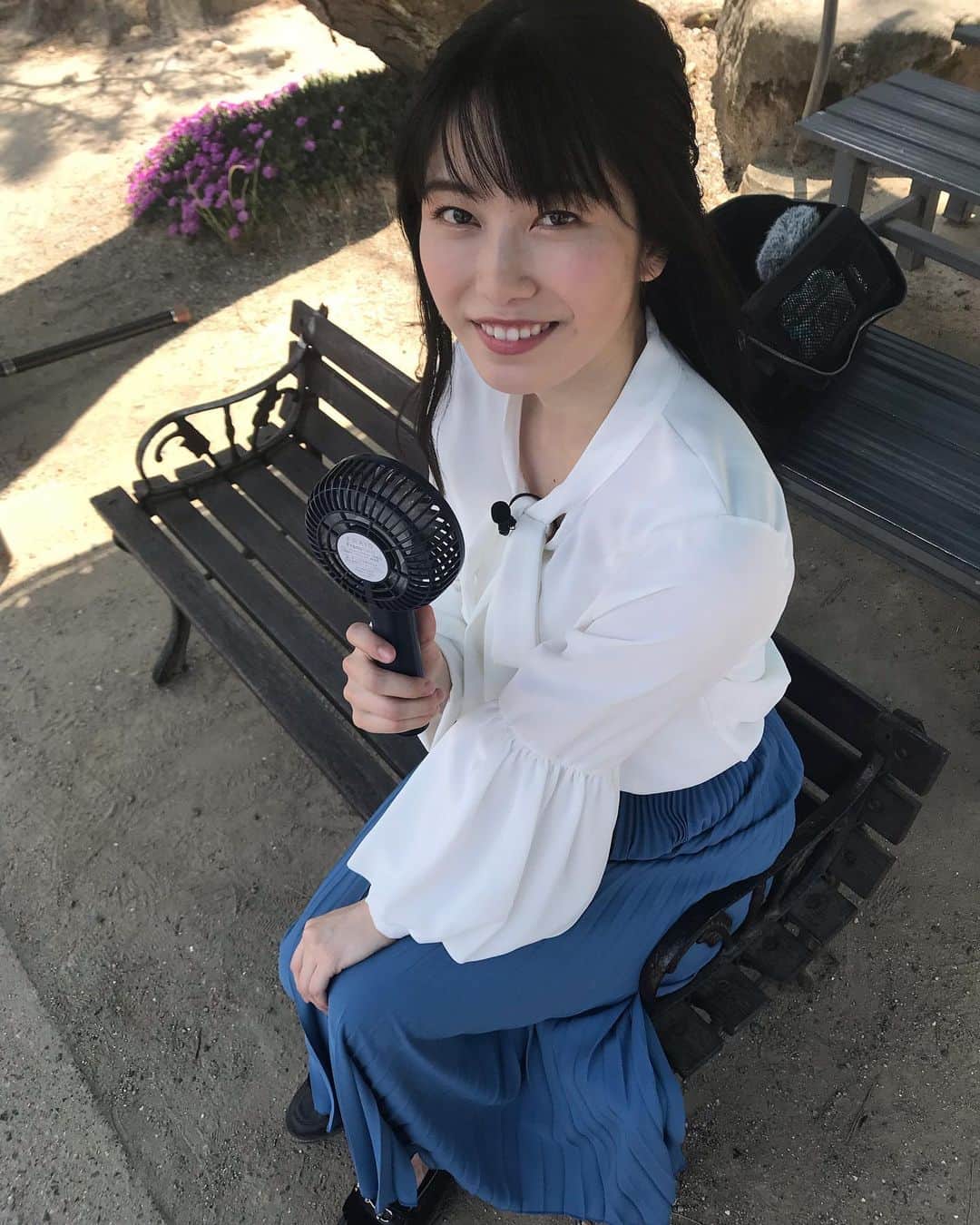 横山由依さんのインスタグラム写真 - (横山由依Instagram)「暑いーー☀️ メイクさんのちっさい扇風機を借りて涼んでます🎐」6月4日 14時44分 - yokoyamayui_1208