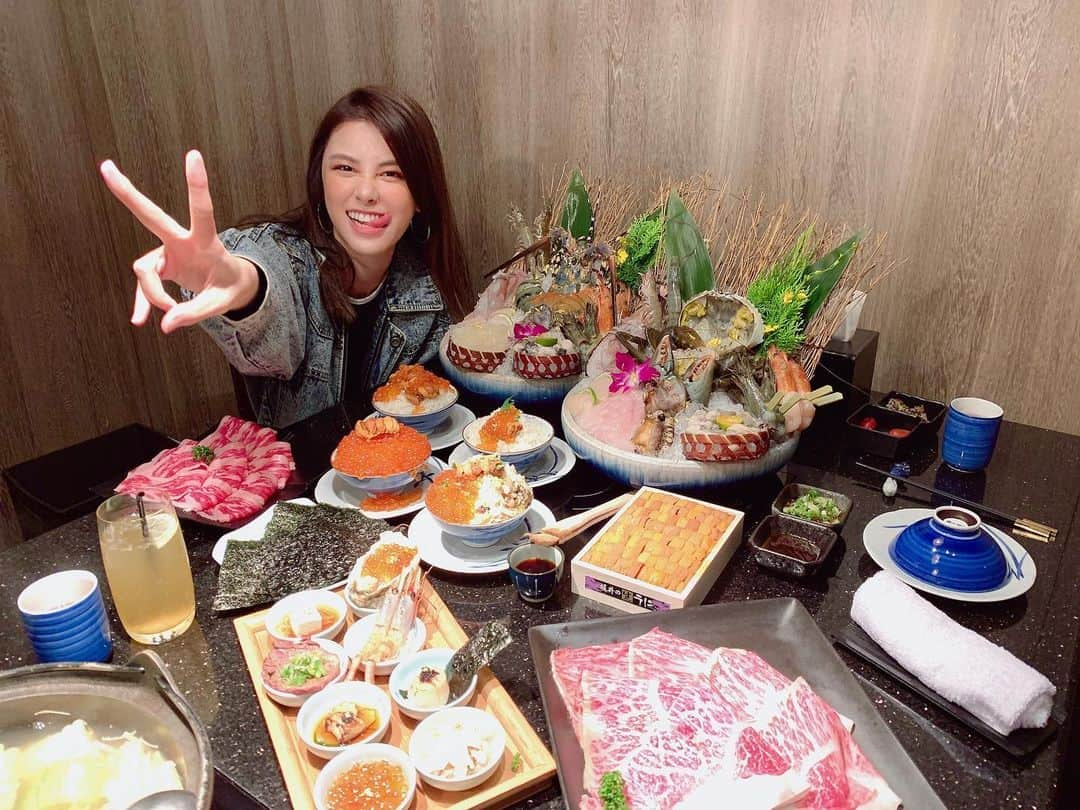 宇珊さんのインスタグラム写真 - (宇珊Instagram)「昨天在 @injoysogood 吃了第一餐暖壽宴🎂 這是我吃過最浮誇的火鍋！！！ 有生猛海鮮、和牛牛小排、最夭壽誇張的蓋飯🔥 謝謝我親愛的 @charlene_an517 安排了讓我哇到嘴巴要裂掉的一餐 #海膽吃到嫑嫑的 #和牛嫩到爆炸 #海鮮蓋飯吃完不用睡了 .  餐廳資訊ℹ️ 店名：囍聚精緻鍋物 地址：台北市大安區光復南路72巷7弄17號 訂位電話：(02)8773-8335 交通：台北捷運國父紀念館站1號出口步行約7-10分鐘（近華視） 營業時間： 週一～週五 17:30-00:00 週六～日11:30-14:30, 17:30-00:00」6月4日 14時54分 - shanliu0608