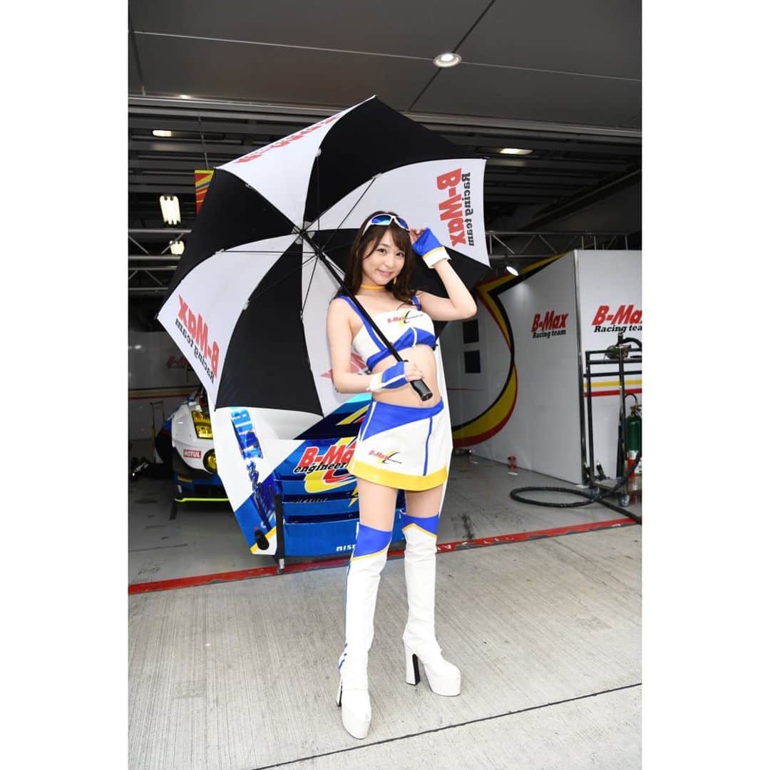 堀尾実咲さんのインスタグラム写真 - (堀尾実咲Instagram)「ピットウォーク🏁  #bmaxracing #tairokuracing #レースクイーン #rq #ピットウォーク」6月4日 14時47分 - misaki.horio