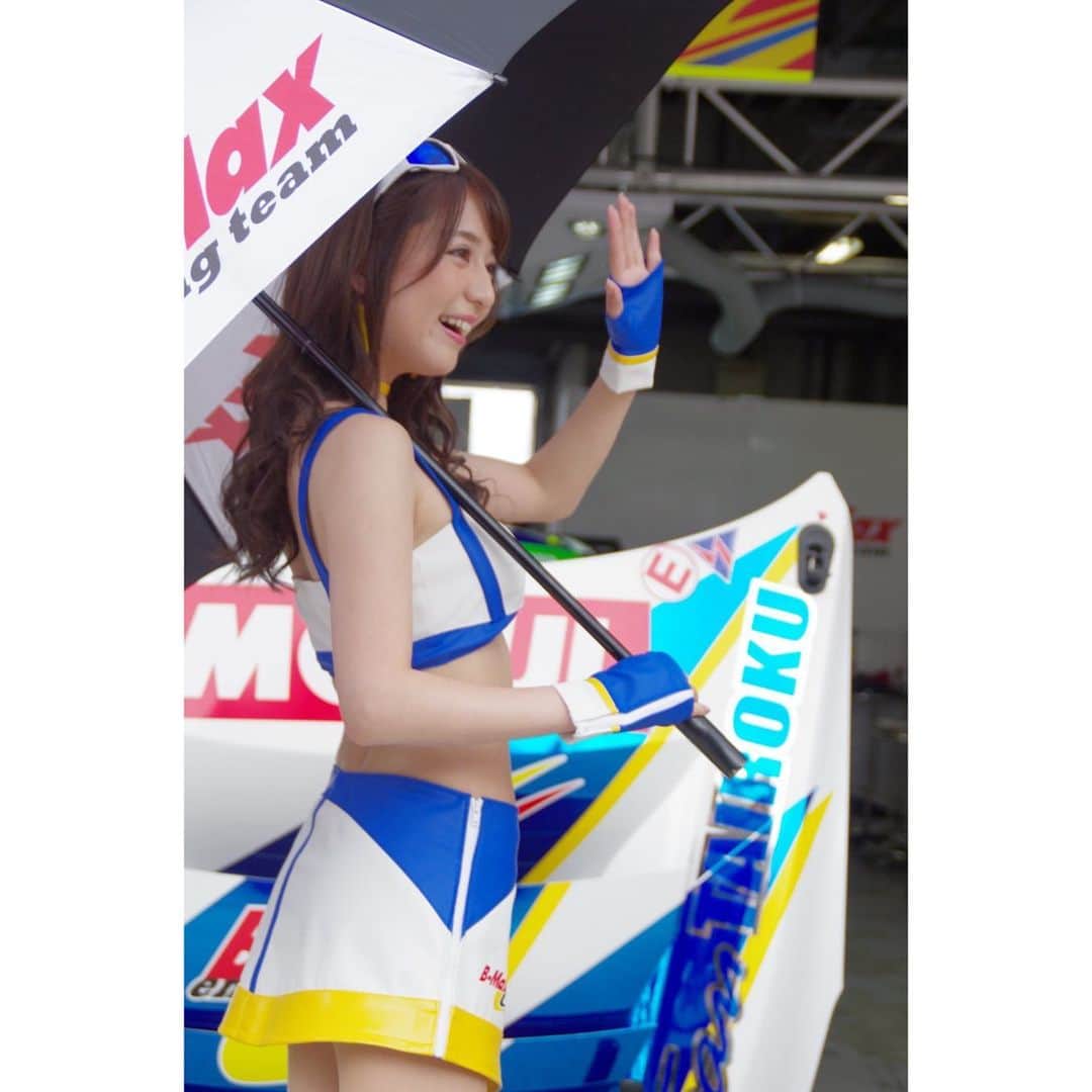 堀尾実咲のインスタグラム：「ピットウォーク🏁  #bmaxracing #tairokuracing #レースクイーン #rq #ピットウォーク」