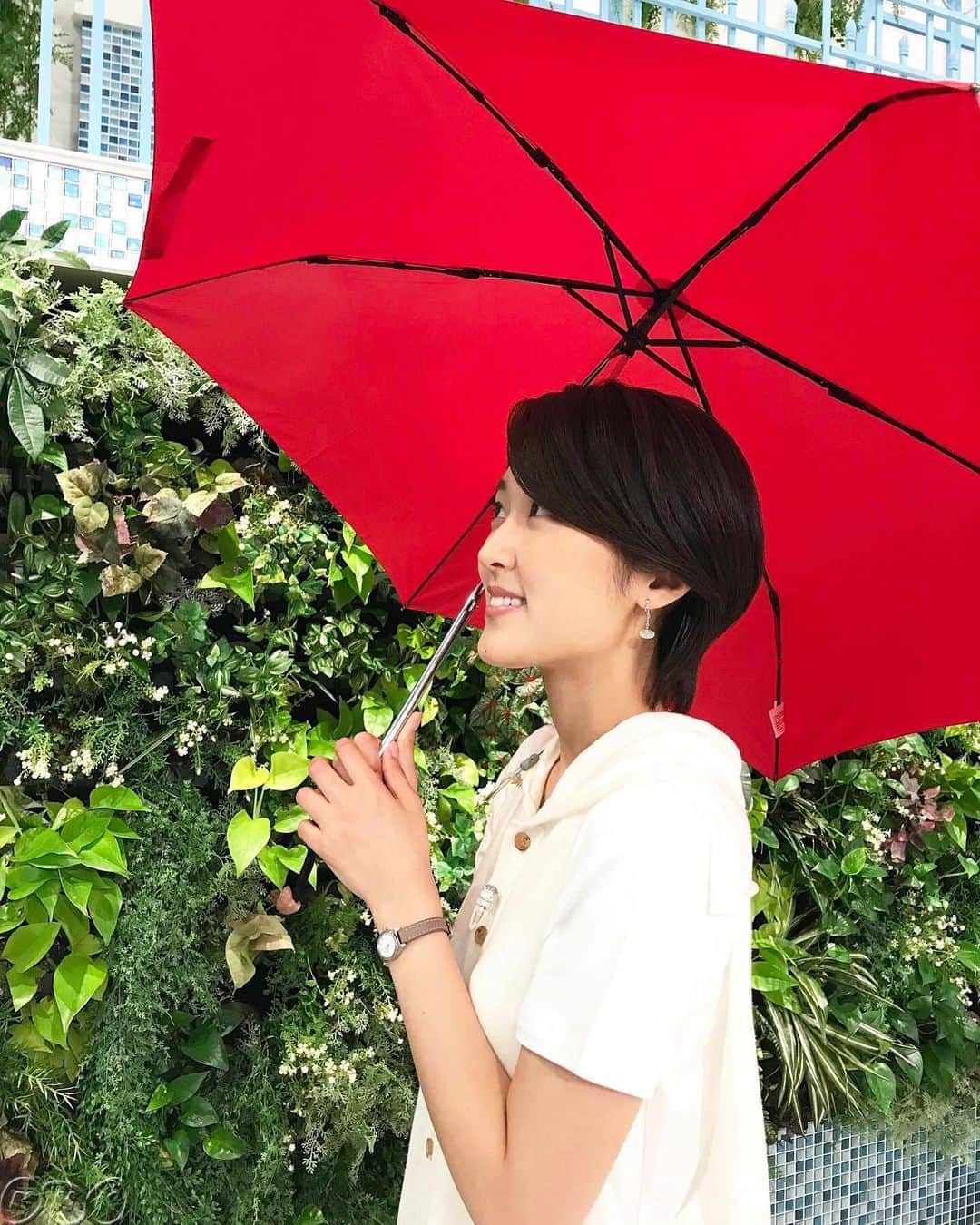 あさイチさんのインスタグラム写真 - (あさイチInstagram)「クイズ近江アナ❗️ この写真に傘はいくつあるでしょう？﻿ 正解は➡️➡️➡️﻿ 2つ！近江アナのイヤリングも傘でした〜🌂👀 ﻿ ﻿ #梅雨 #☂️﻿ #傘のイヤリング #下にはしずく #💧﻿ #近江友里恵 アナ﻿ #nhk #あさイチ #8時15分から」6月4日 15時13分 - nhk_asaichi
