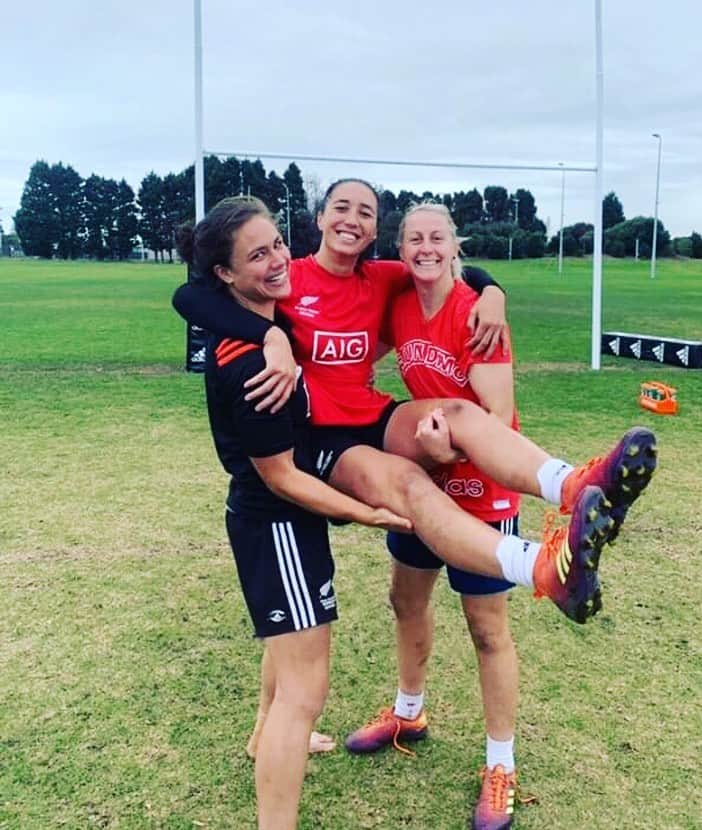 サラ・ゴスさんのインスタグラム写真 - (サラ・ゴスInstagram)「Without laughter there’s no way your enjoying the journey... forever in fits with my sisters 😆🖤• • @biarritzsevens we coming for ya ✌🏽 @worldrugby7s」6月4日 15時13分 - sarah.hirini