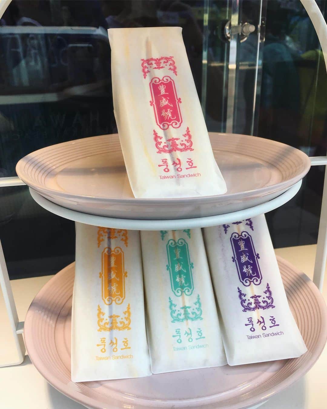 三好ジェームスのインスタグラム：「釜山で人気のサンドウィッチのお店！ 《#豊盛號》  台湾発のサンドウィッチ専門店が韓国でも長蛇の列ができるほどの盛況ぶり！  注文したのは、1番人気だというハムチーズエッグ！  甘いバタークリームとハムの塩味がちょうど良いバランスで美味！  パッケージも良いし、店内もSNS映えするような作り！日本にも上陸するのかな〜  #豊盛號#南浦洞#なんぽどん#サンドウィッチ#サンドイッチ#ハムチーズエッグ#釜山#busan #Korea#sandwich #台湾#台湾サンドイッチSNS映え#インスタ映え」