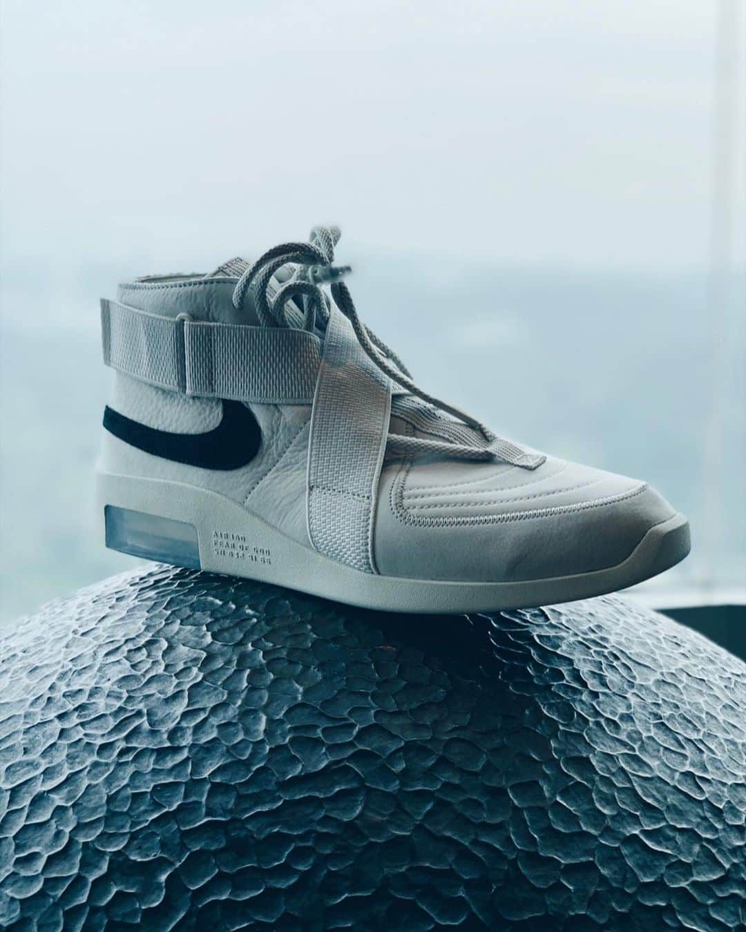 ゴッドフリー・ガオのインスタグラム：「AIR FOG #fearofgod #airraid #AIR #hypebeast *Funny story: Air Raid was one of the most iconic shoes back in the 90s, and I wanted a pair so bad to wear them and play ball in the park. Thankfully I was able to get my hands on a pair thanks to my dads shoe collection (I took it from him) 😆 Thanks for bringing it back to another level 🙏」