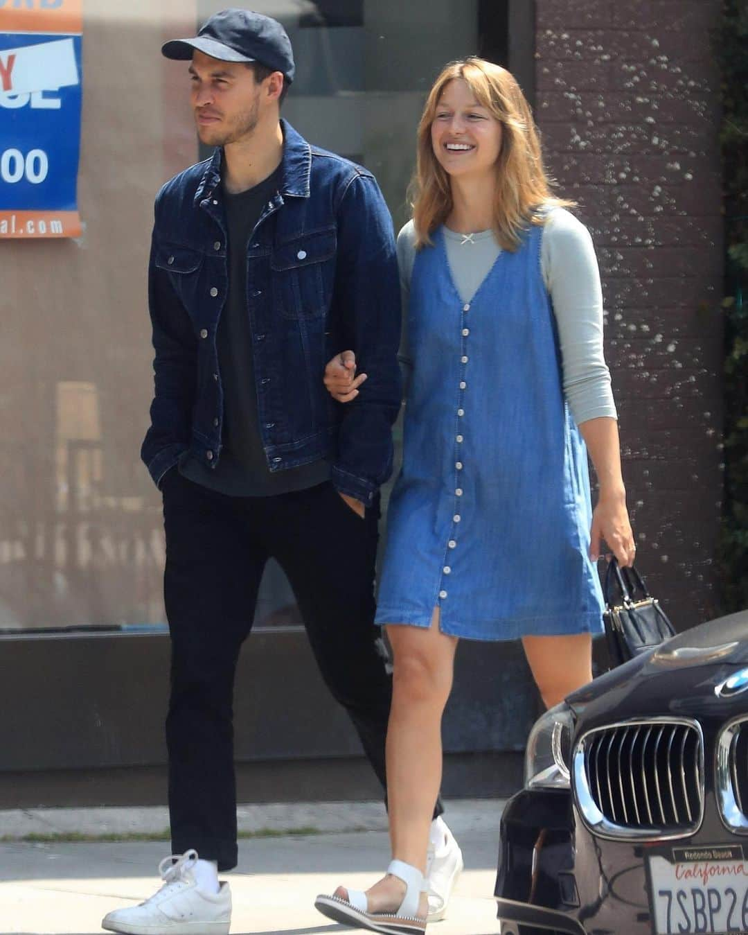 Just Jaredさんのインスタグラム写真 - (Just JaredInstagram)「Cute couple @melissabenoist and @christophrwood step out for a coffee date in LA #MelissaBenoist #ChrisWood Photos: Backgrid」6月4日 15時38分 - justjared