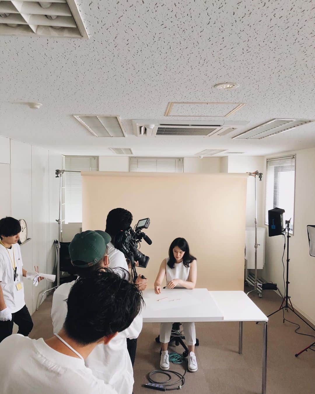のインスタグラム：「Video shooting day for an advertising campaign. It’s a wrap! The ad for a cosmetic brand will launch around mid-September. 楽しみにしてください。 —  #truffypi #vhcalligraphy #calligraphystyling #カリグラフィー #モダンカリグラフィー #カリグラファ #video #photoshoot #workinglife #truffypiinjapan #tokyo」
