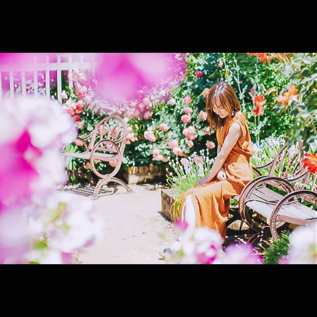 山川恵里佳さんのインスタグラム写真 - (山川恵里佳Instagram)「🌹 🌹 バラの香りってリラックス効果や美肌効果、老化防止やホルモンバランスまで整えてくれるみたい♡女性にイイコトだらけ♡ 🌹 🌹 🌹 #京成バラ園 #バラ #こんなに女性にいいのならバラ園住みたい💕」6月4日 15時42分 - erika_3_official