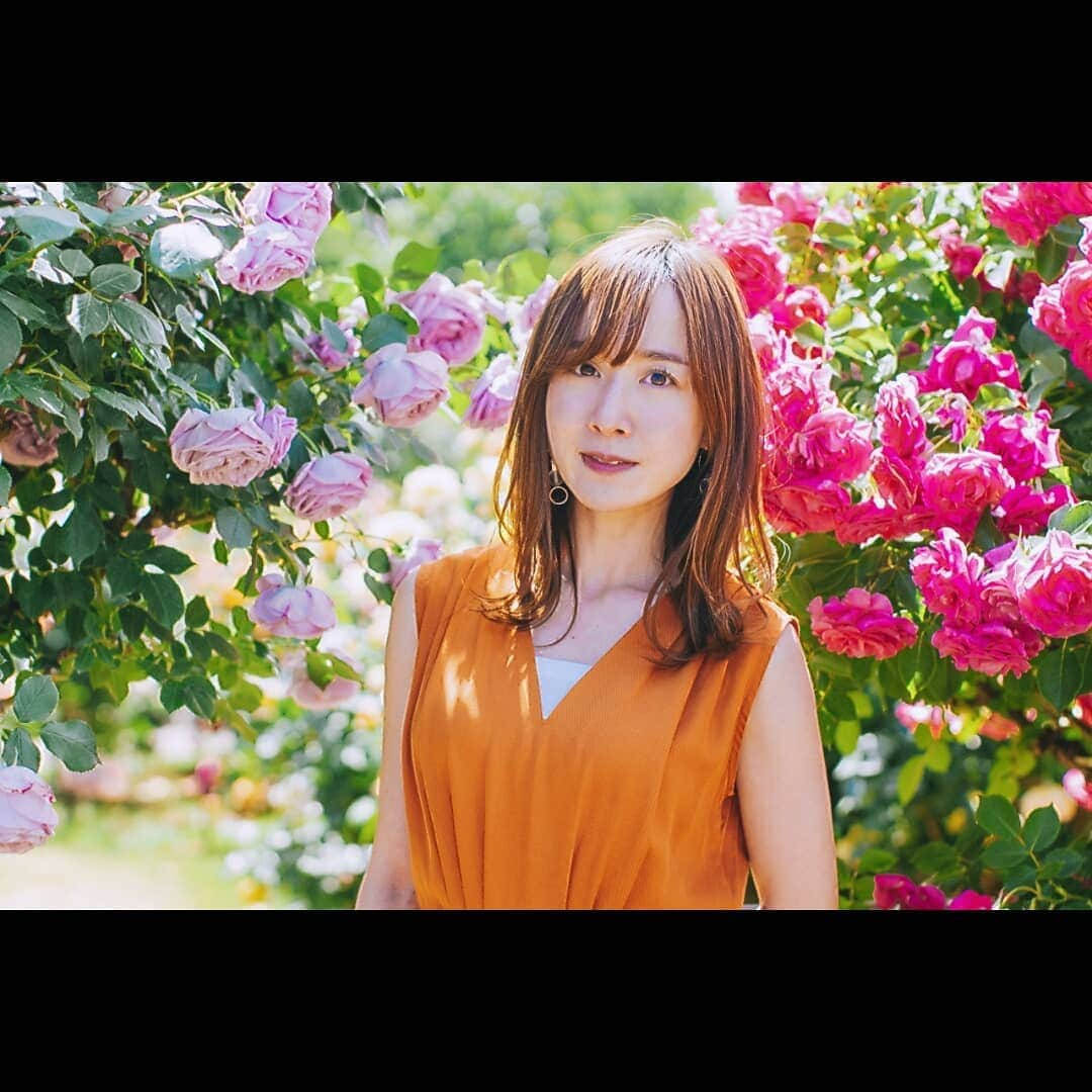 山川恵里佳さんのインスタグラム写真 - (山川恵里佳Instagram)「🌹 🌹 バラの香りってリラックス効果や美肌効果、老化防止やホルモンバランスまで整えてくれるみたい♡女性にイイコトだらけ♡ 🌹 🌹 🌹 #京成バラ園 #バラ #こんなに女性にいいのならバラ園住みたい💕」6月4日 15時42分 - erika_3_official