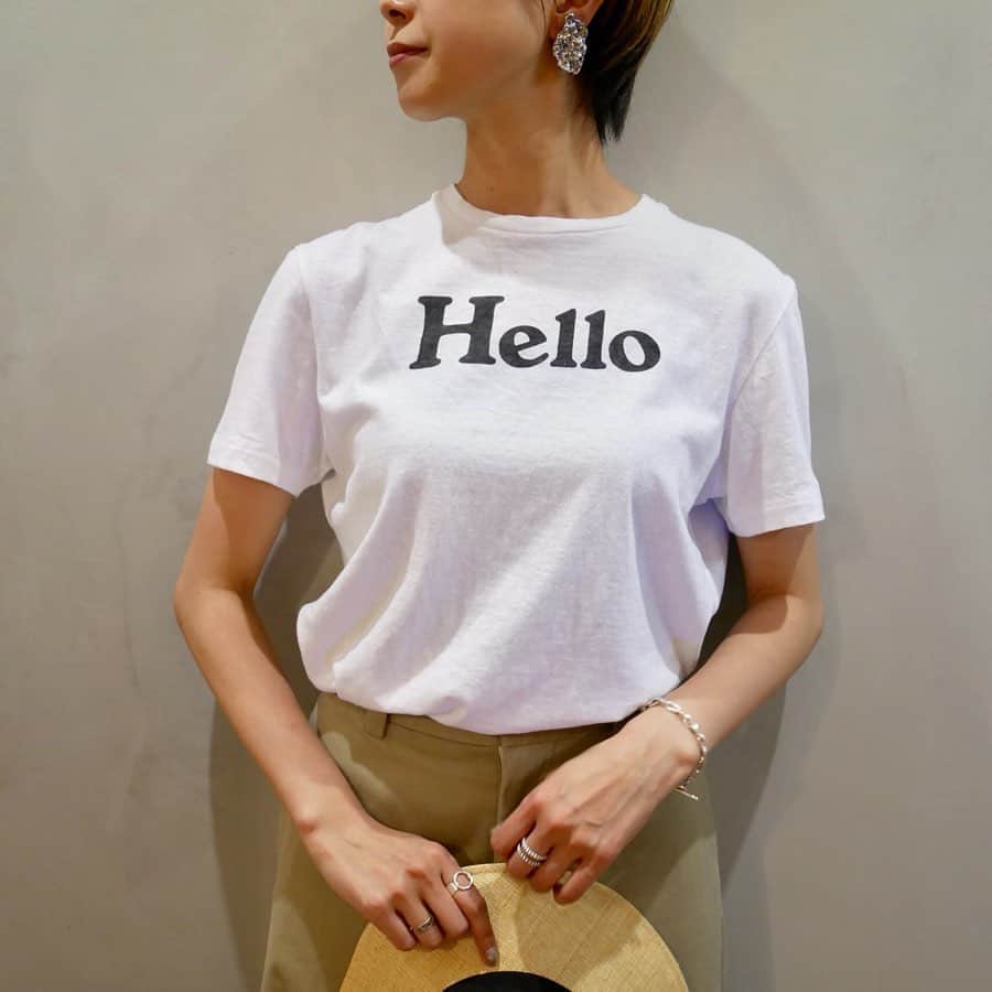 のインスタグラム：「【Restock】 ・ 《MADISONBLUE 》19SS COLLECTION ・ ご好評につき完売していたMADISONBLUEのHELLO CREW NECK TEEのホワイトが再入荷しております👚 ・ お問い合わせはこちらから ⬇︎⬇︎⬇︎⬇︎ @ann_de_ark #madisonblue #マディソンブルー #春夏 #新作 #コーデ  #コーディネート #coordinate  #19ss #fashion #tee #spring #pippichic #sandals #summer #style #styling #ファッション #レディース #ショップ #栃木 #宇都宮 #anndeark #arknets」