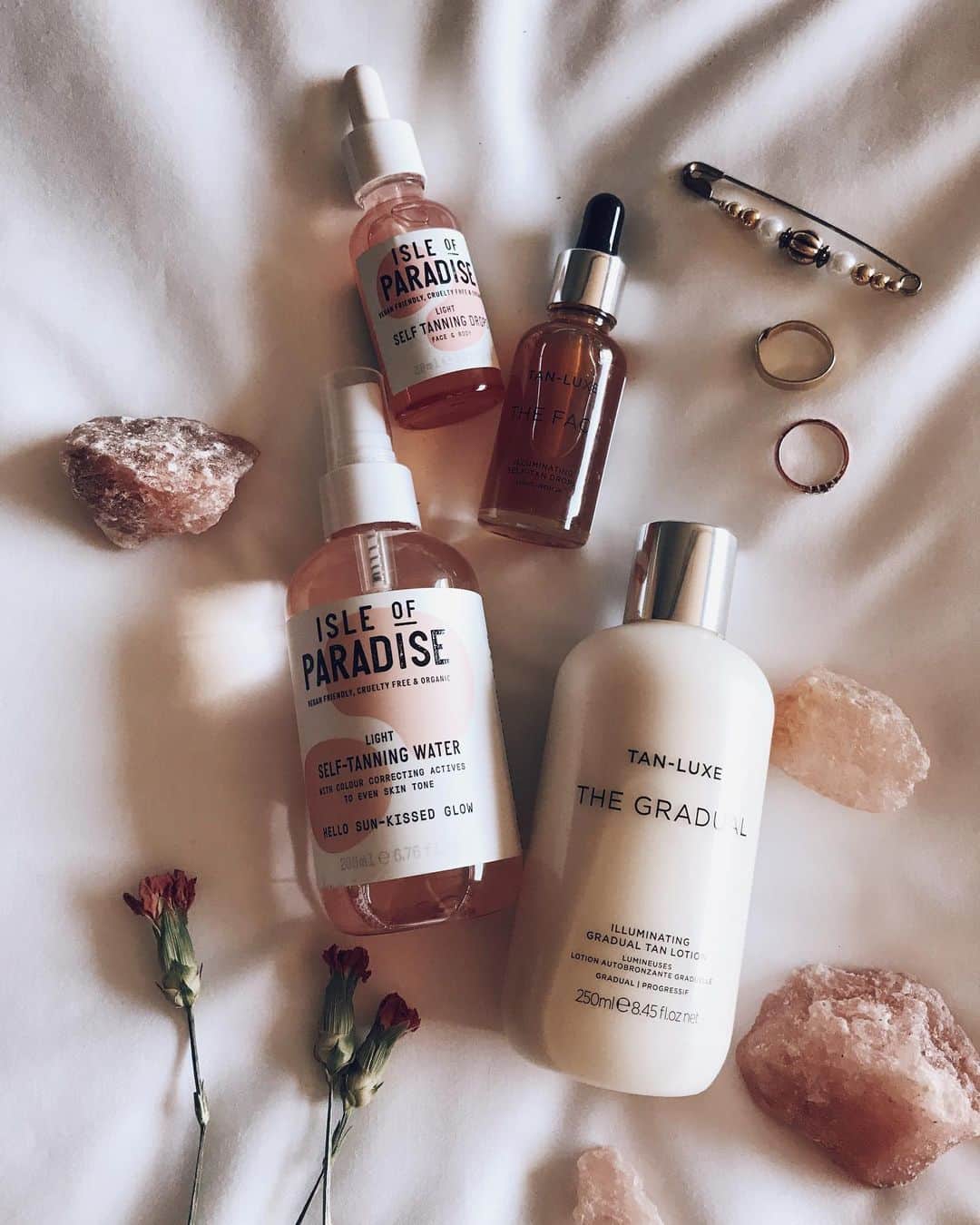 ELLE Polandさんのインスタグラム写真 - (ELLE PolandInstagram)「Krótki urlop, prawdziwe wakacje albo po prostu lato w mieście? My nie wyobrażamy sobie najbliższych miesięcy bez skóry muśniętej słońcem. Zawsze jednak wybieramy to bezpieczne i zdrowe opalanie, dlatego wtorek #ZenWeek x #KissedByTheSun zaczynamy od produktów stopniujących opaleniznę z naturalnymi składnikami 🌱 Są to Isle of Paradise - Light Self Tanning Water Spray i Light Self Tanning Drops oraz Tan-Luxe - The Gradual Lotion i olejek The Face. Wiecie, że niektóre z nich można personalizować? Po więcej zajrzyjcie na nasze Stories #kissedbythesun #perfumeriedouglas @douglas_polska @tan_luxe @theisleofparadise #ellepl #beauty #cosmetics #summer」6月4日 15時44分 - ellepolska