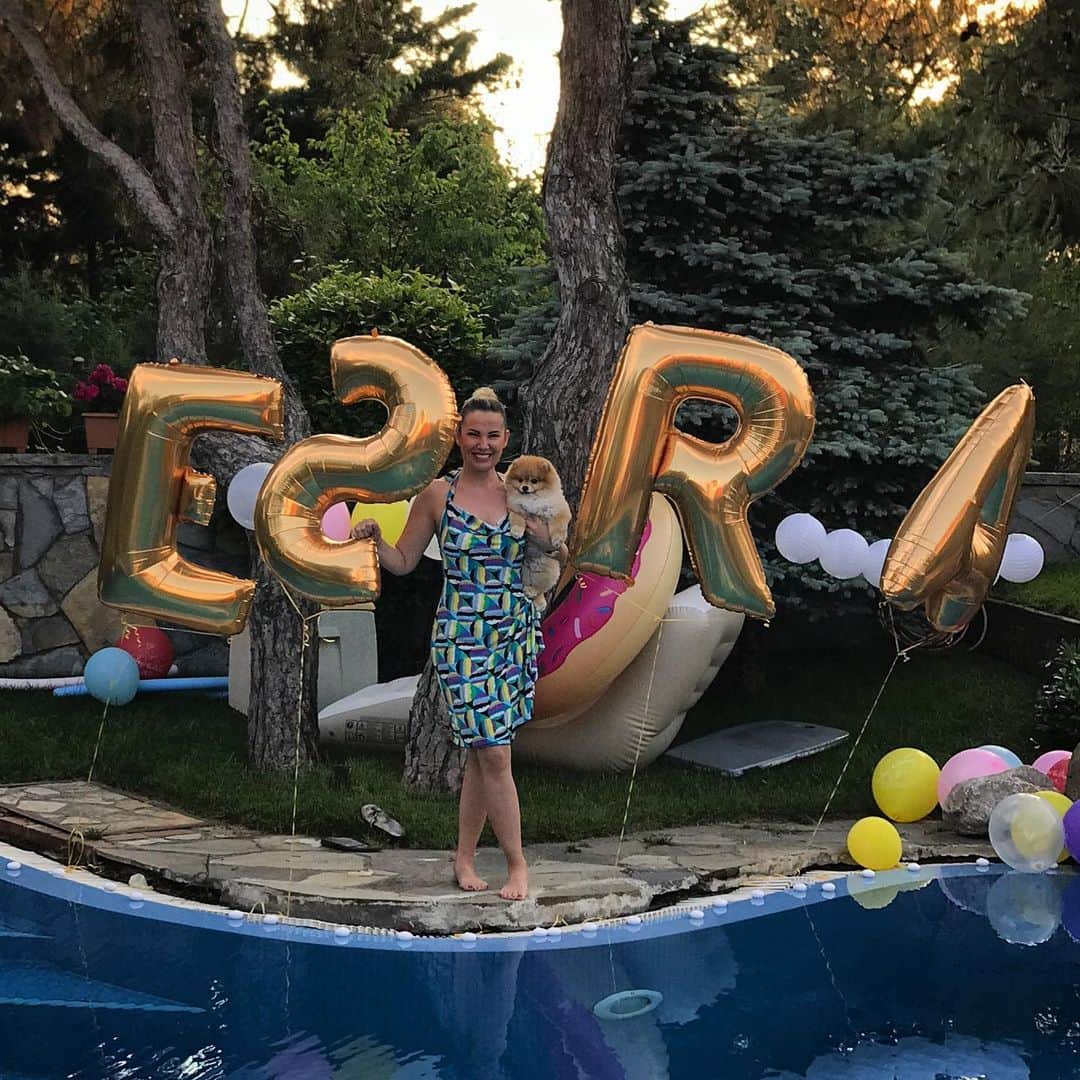 Shilaさんのインスタグラム写真 - (ShilaInstagram)「Today's name is mommy Esra! We made a surprise for her! Decorated the house with lots of balloon! 🎈🎈🎈😃Happy birthday mommy!!🎉🎂👏🏼 p.s Mommy couldnt catch Eddie for the photo! He is scared of balloons and was hiding somewhere 😆🙈 // Bugun annemizin dogum gunuu 🎂🎉..Ona surpriz yaptik 😃 iyi ki dogdun bizim paparazzi annemiz 🎉🎂 ❤️ ..」6月5日 2時41分 - shila_the_pom