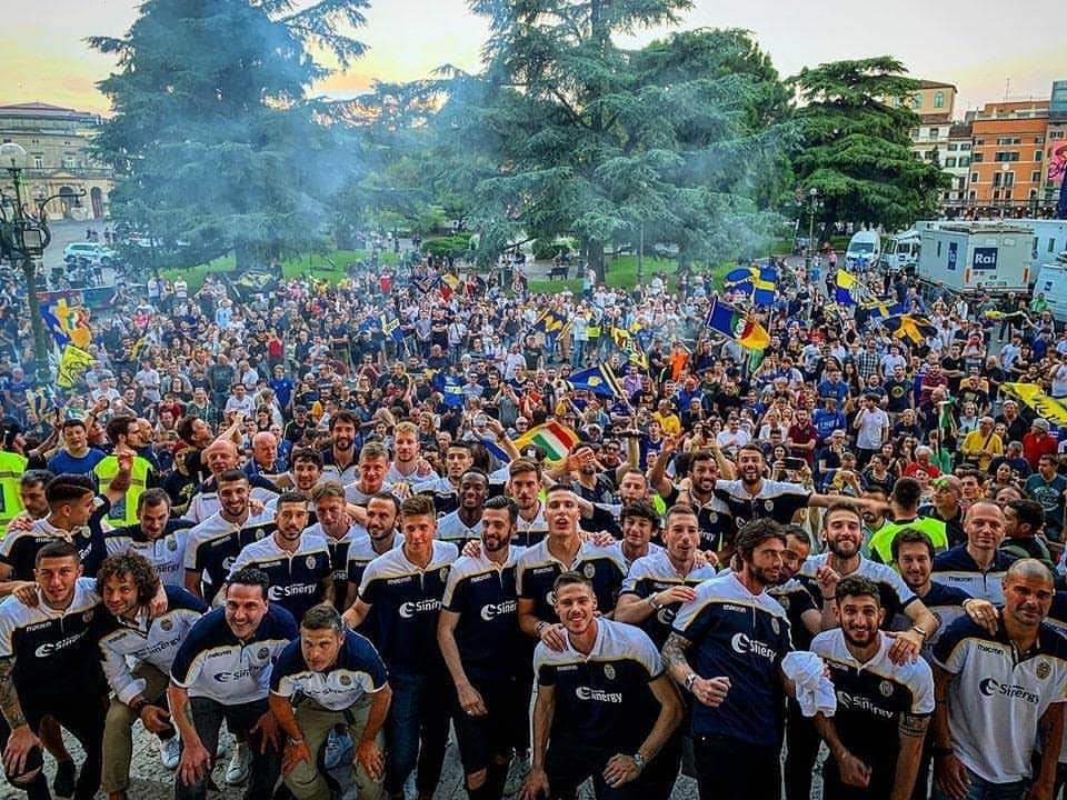ルカ・マッローネのインスタグラム：「A #Verona è un'altra storia. Grazie Butei! 🙏 Una grande vittoria di gruppo 💪🏻 #DaiVerona 💛💙」