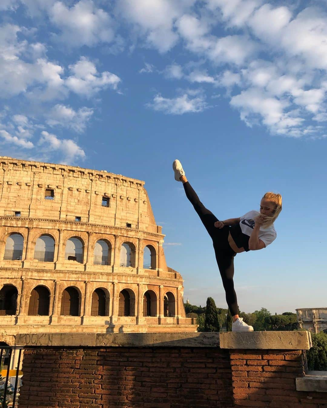 オリヴィア・マンさんのインスタグラム写真 - (オリヴィア・マンInstagram)「When @karine_lmx comes to Rome she keeps me in shape... then shows me up.🥋」6月5日 2時37分 - oliviamunn