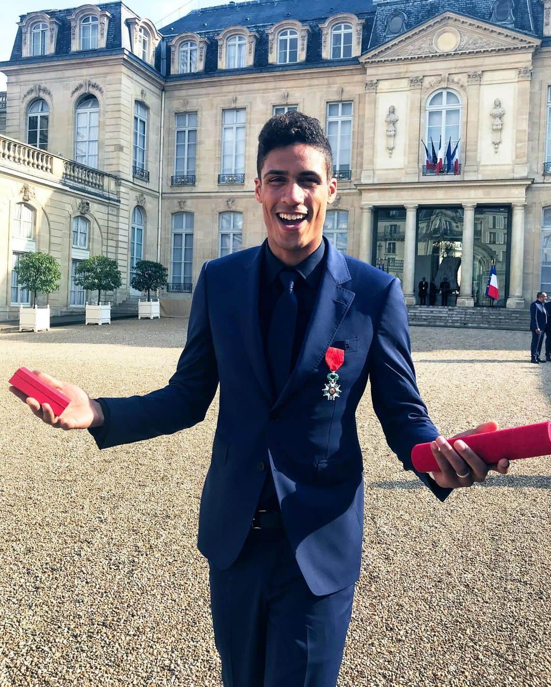 サッカー フランス代表チームさんのインスタグラム写真 - (サッカー フランス代表チームInstagram)「Nos Bleus avec la Légion d’honneur à l’Elysée ! ⭐️⭐️ #FiersdetreBleus 🎖 - The world Champions were awarded the Legion of Honour by France President Emmanuel Macron today at the Elysee Palace ⭐️⭐️」6月5日 2時40分 - equipedefrance