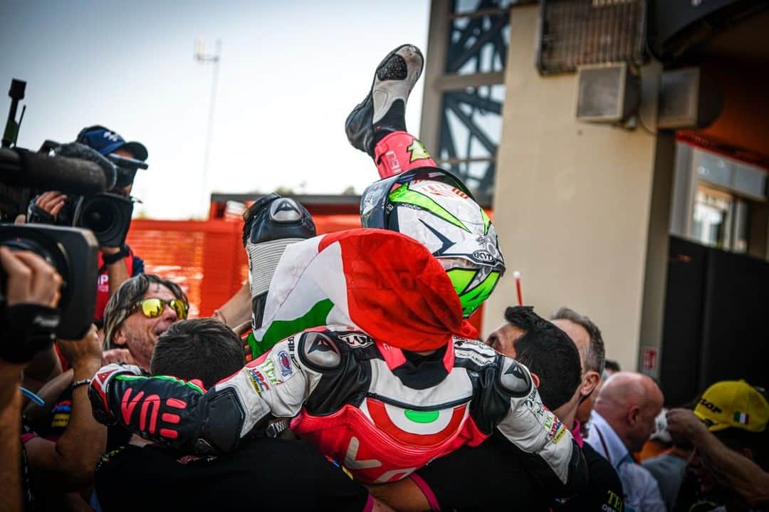 MotoGPさんのインスタグラム写真 - (MotoGPInstagram)「That happiness when you take your first GP win on the finish line at your home GP 🥳 // #ItalianGP 🇮🇹 #MotoGP #TA14 #Motorcycle #Racing #Motorsport」6月5日 2時40分 - motogp