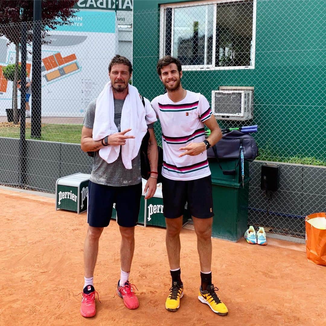カレン・ハチャノフのインスタグラム：「Russian power 🇷🇺🙌🏻 @flymonkeyrus  Not every day you get the chance to share the court with 2 Russian legends!  Unfortunately @yevgenykafelnikov left the practice before we took this photo! //  Не каждый день есть возможность потренироваться с двумя русскими легендами тенниса🇷🇺🙌🏻 К сожалению @yevgenykafelnikov ушёл с тренировки до того,как мы сделали это фото! #RG19」