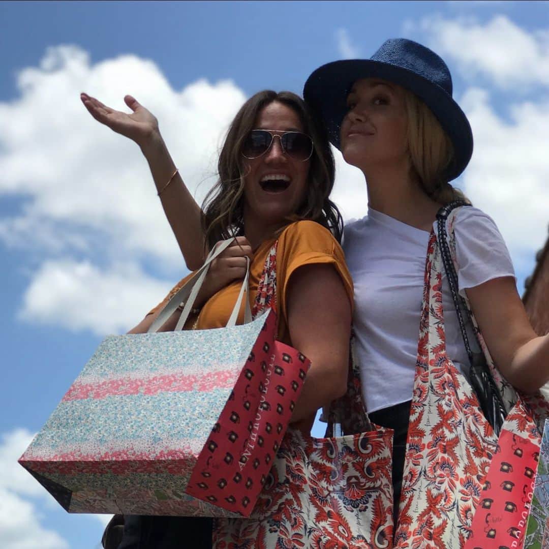 ブリット・ニコルのインスタグラム：「We have known each other since we were 13. I remember one time in Middle School taking up for her in a fight, and I was ready to take a punch to the face or whatever it took to protect my friend. Haha. I have always loved Jenn! :) She is the most steady, faith filled woman I know and I am honored to be able to walk through life with her. 😭 I’m crying haha. Anyways....We both have 3 kids now and have not hung out alone in almost 15 years. We took a little trip to @anthropologie and @freepeople and it was just what we needed!! Love you Jenn. Thank you for always being my bestie!! ☀️ #freepeople #anthropologie #bestfriends」