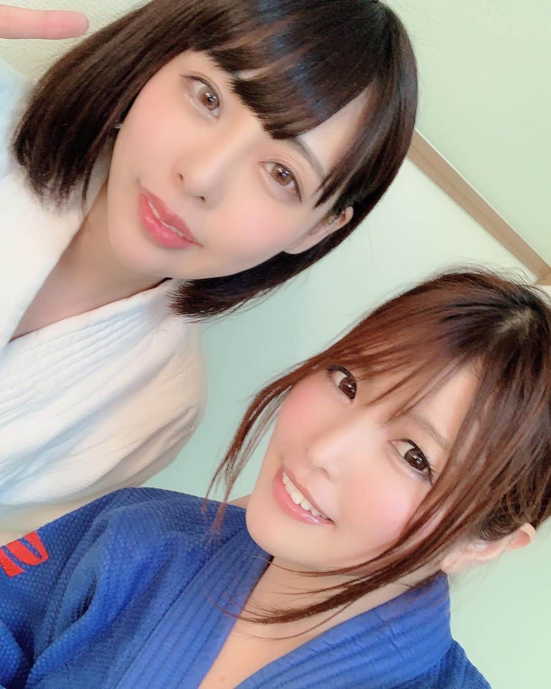 新村あかりのインスタグラム：「七海ゆあちゃんと❤︎ 柔道着で撮影したよ💋笑 実は新村は経験者なのだ」