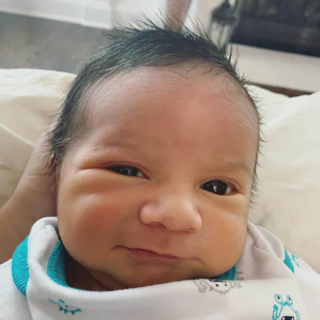 ニコール・ ポリッツィのインスタグラム：「My 5 day old fire cracker. He was chugging and shitting from 1-5am & woke up happy as a clam today. He’s living the dream. Get it Angelo 🙌🏽 #blessedmawma  #sendmestarbucks #blessed」