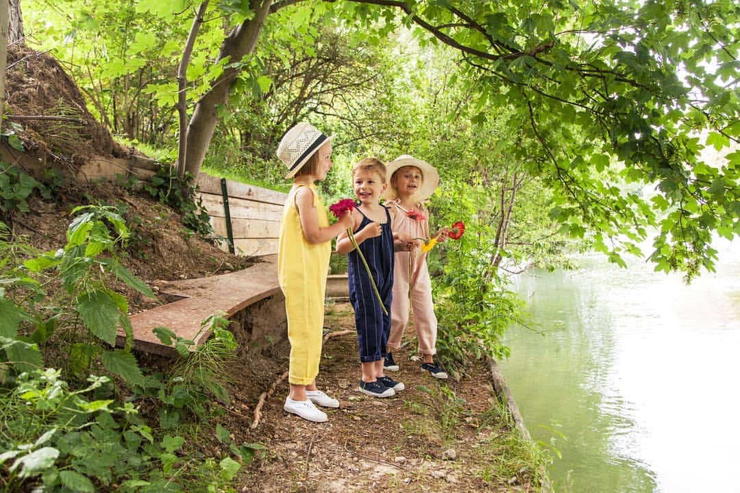 ベンシモンのインスタグラム：「Soon ☀️ Nous nous lançons dans une aventure avec une marque pour enfants que nous aimons beaucoup ✨ Saurez-vous devinez de qui il s'agit ? Hop un petit indice pour commencer ; la touche rétro c'est leur crédo... Rendez-vous dans quelques heures pour un prochain indice et samedi pour découvrir de qui il s'agit ! #collab #teasing #soon #bensimon」