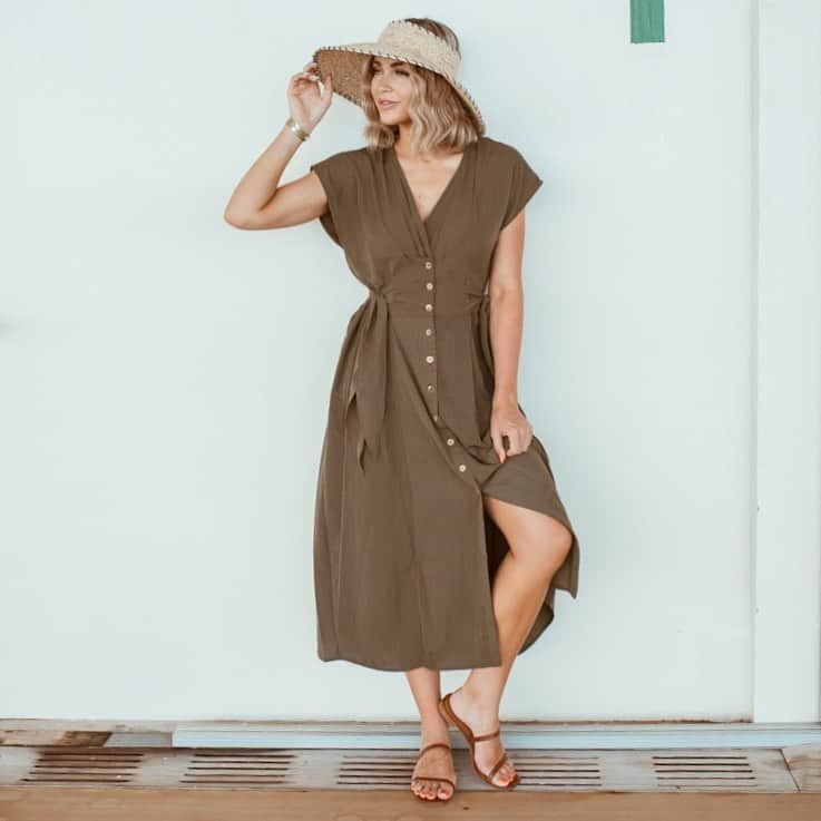 Cara Van Brocklinさんのインスタグラム写真 - (Cara Van BrocklinInstagram)「My Summer wardrobe right here! A sun dress + sun hat 👒」6月5日 1時34分 - caraloren