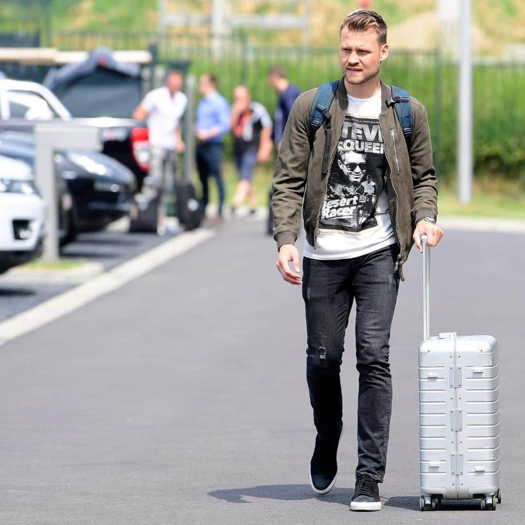 シモン・ミニョレさんのインスタグラム写真 - (シモン・ミニョレInstagram)「‪Back on home soil! 🇧🇪⚽️🧤‬」6月5日 1時49分 - 22mignolet22