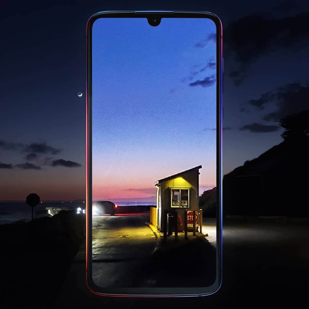 のインスタグラム：「New #motoz4 with Night Vision. 🔦」